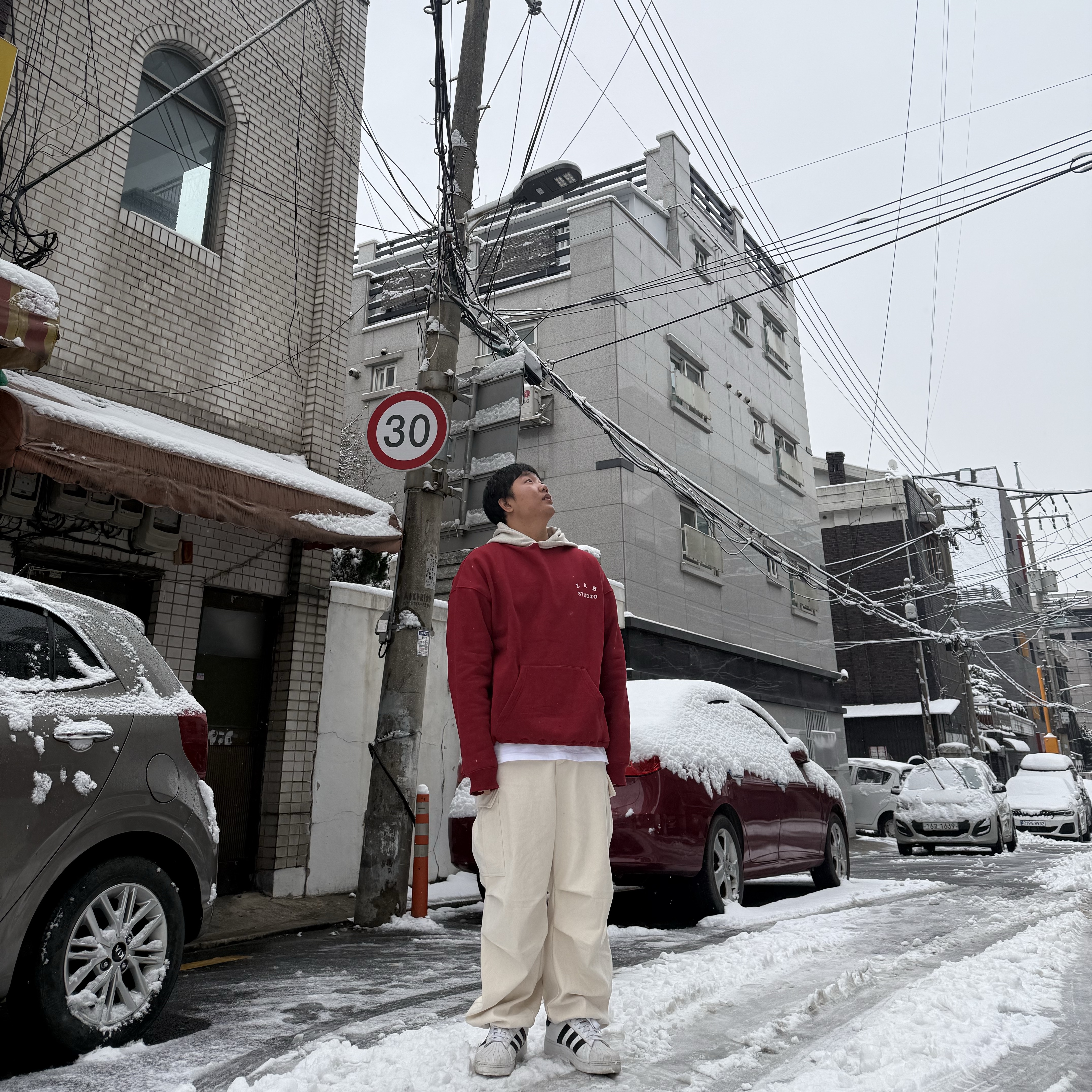 IAB Studio 24 Christmas Hoodie Burgundy Oatmeal, Adidas Superstar White Black 착용 스타일 - 4