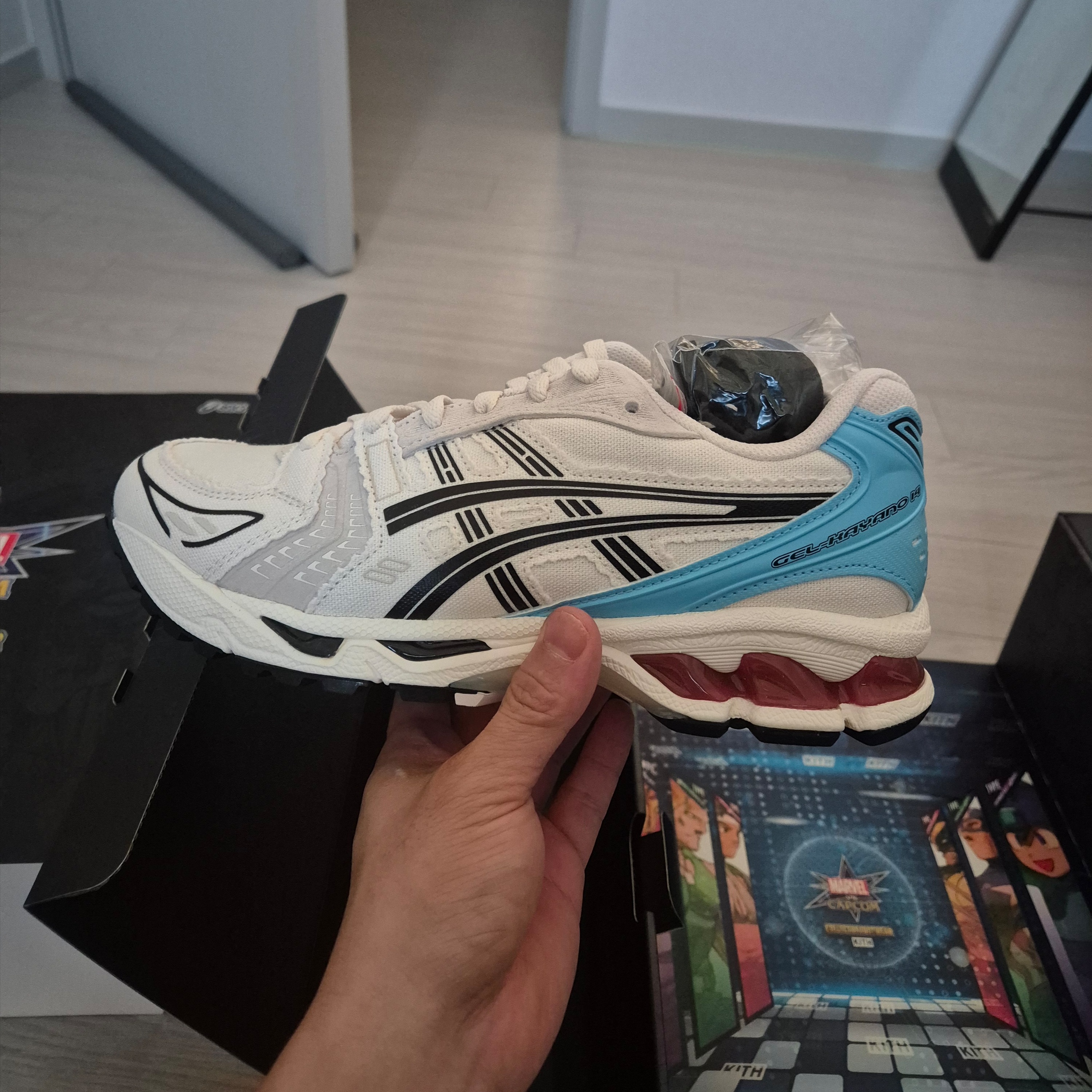 Asics x Kith x Marvel vs. Capcom Gel-Kayano 14 Ryu Coconut Milk Black 착용 스타일 - 1