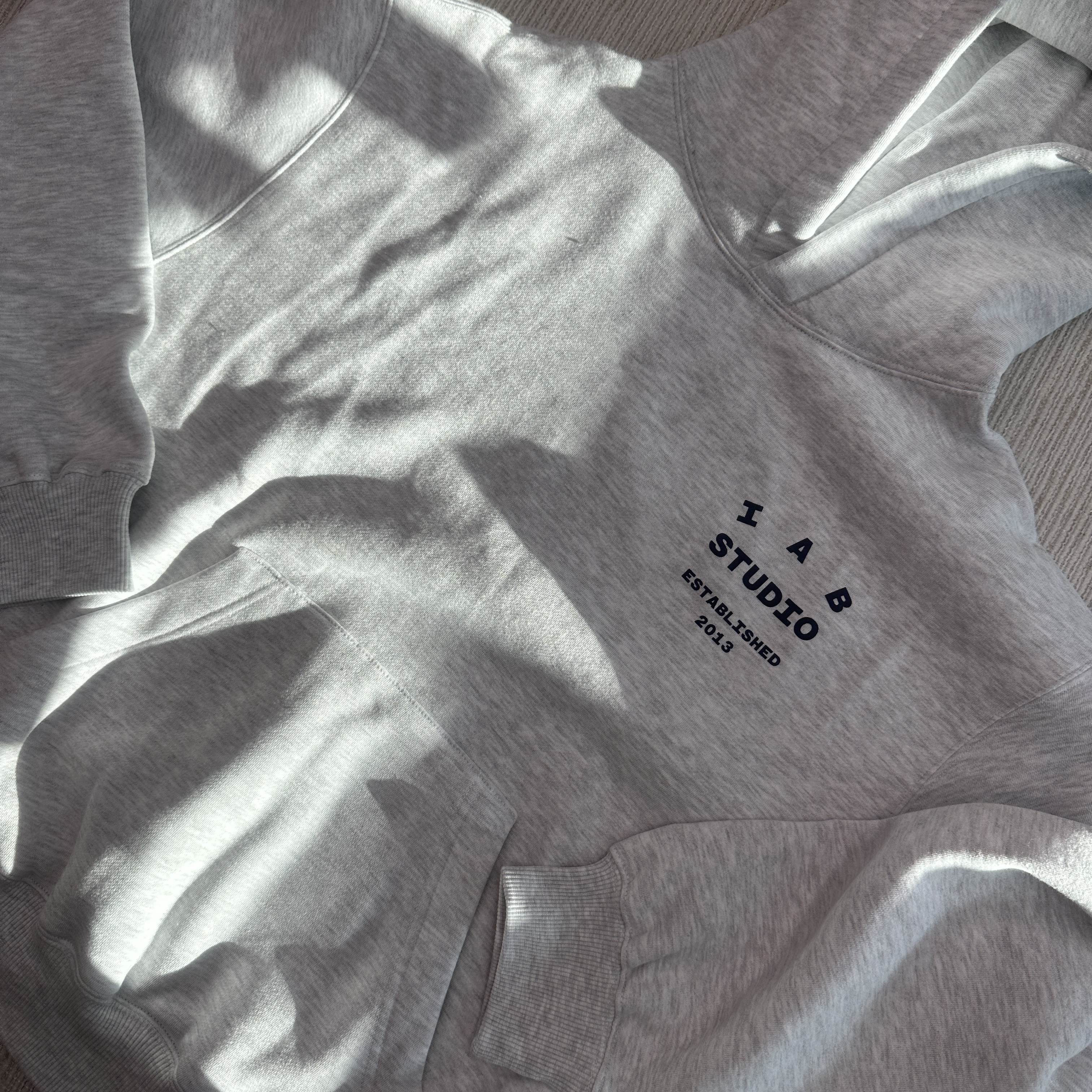 IAB Studio 25 Hoodie Light Gray Navy 착용 스타일 - 2