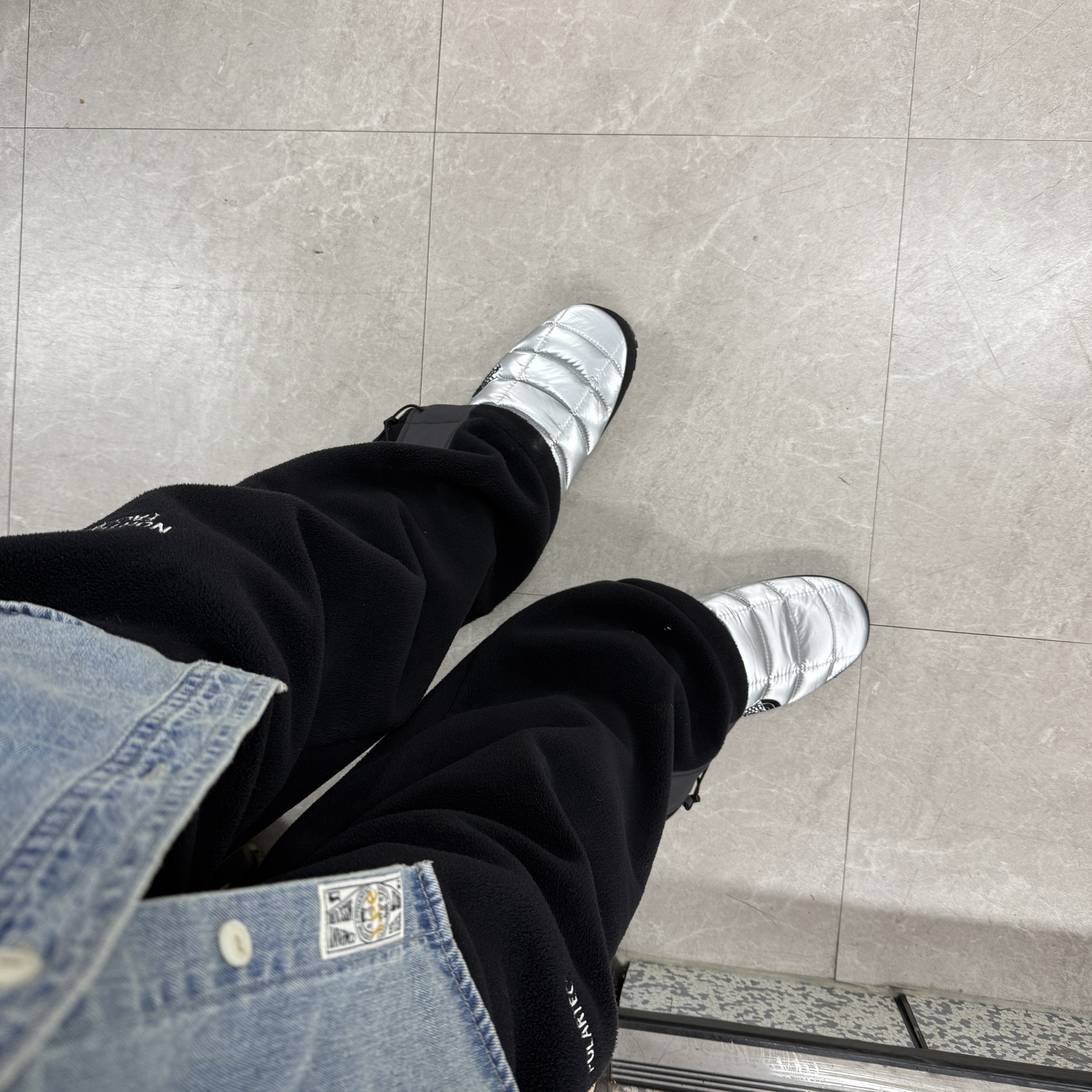 The North Face Banff Fleece Pants Black, The North Face Nuptse Mule Silver Gray 착용 스타일