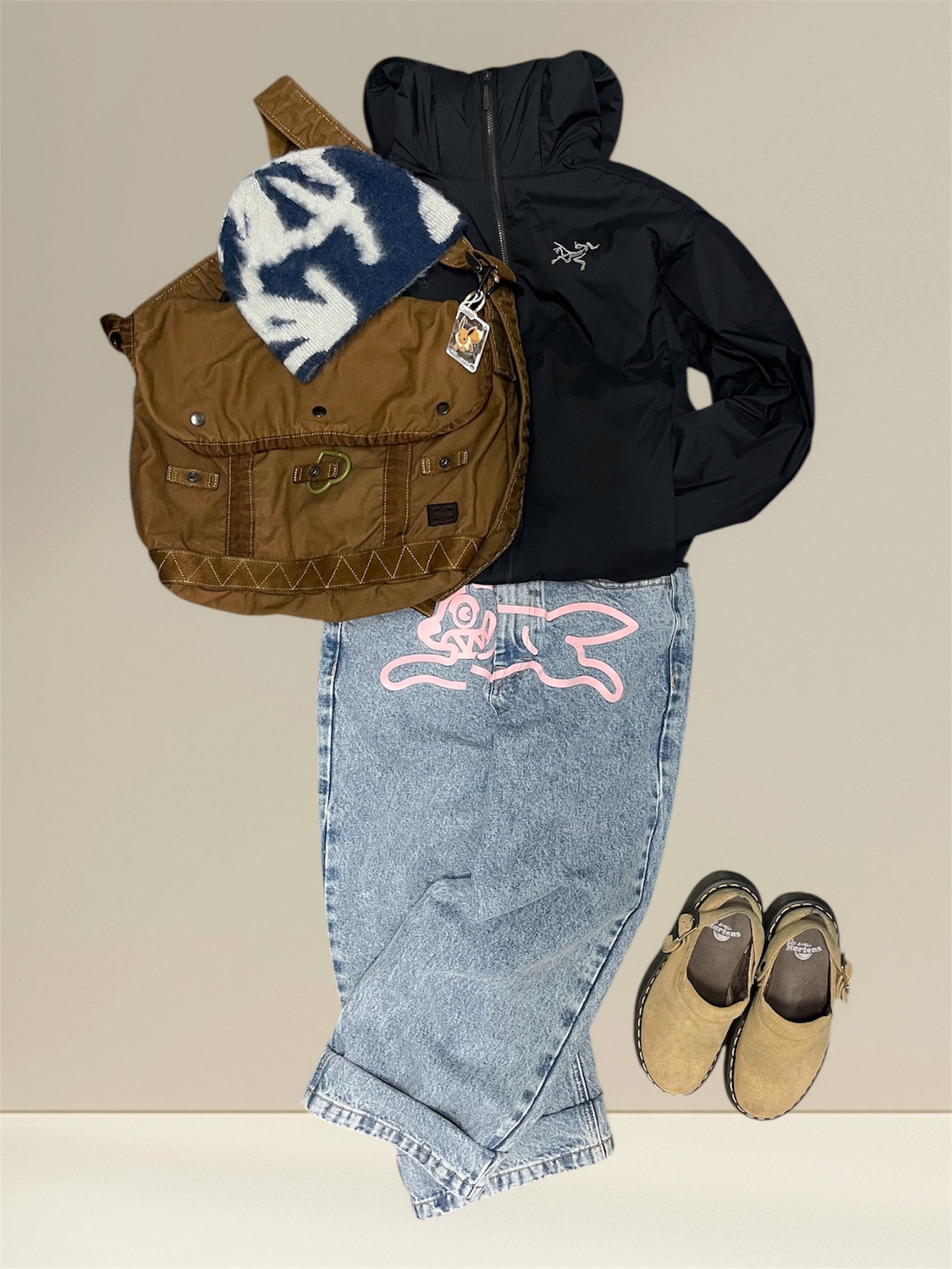 Dr. Martens Isham Desert Oasis Suede Mule Beige, Porter Crag Messenger Bag M Navy 착용 스타일