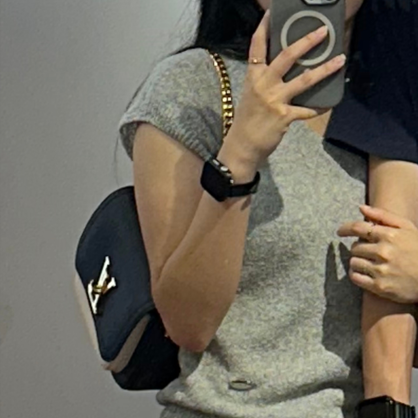 Louis Vuitton Lockme Tender Black 착용 스타일 - 3