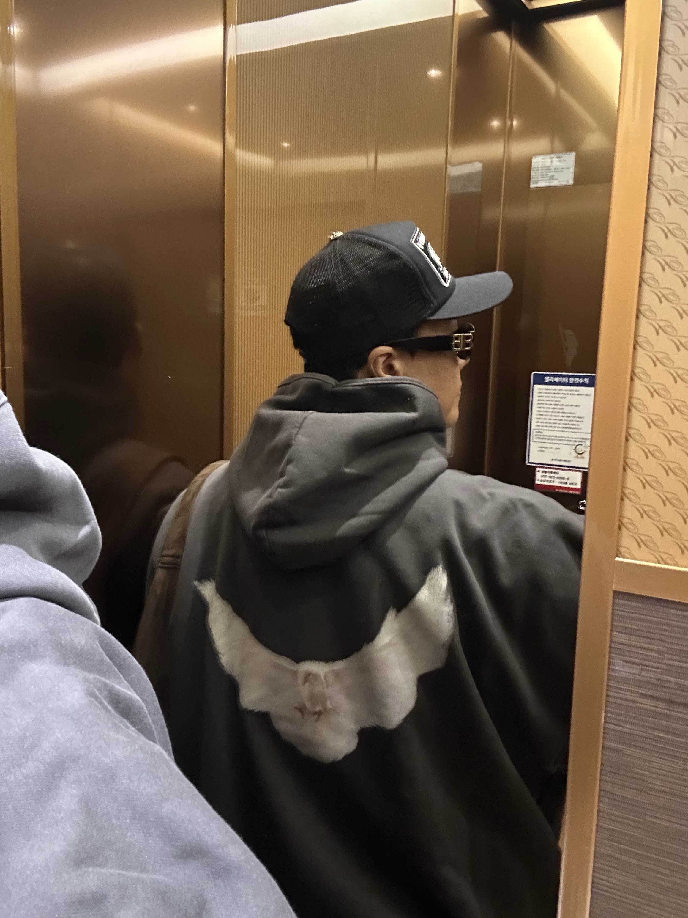 Chrome Hearts Fuck Hollywood Trucker Hat Black, Yeezy Gap Engineered By Balenciaga Dove Hoodie Black 착용 스타일 - 2