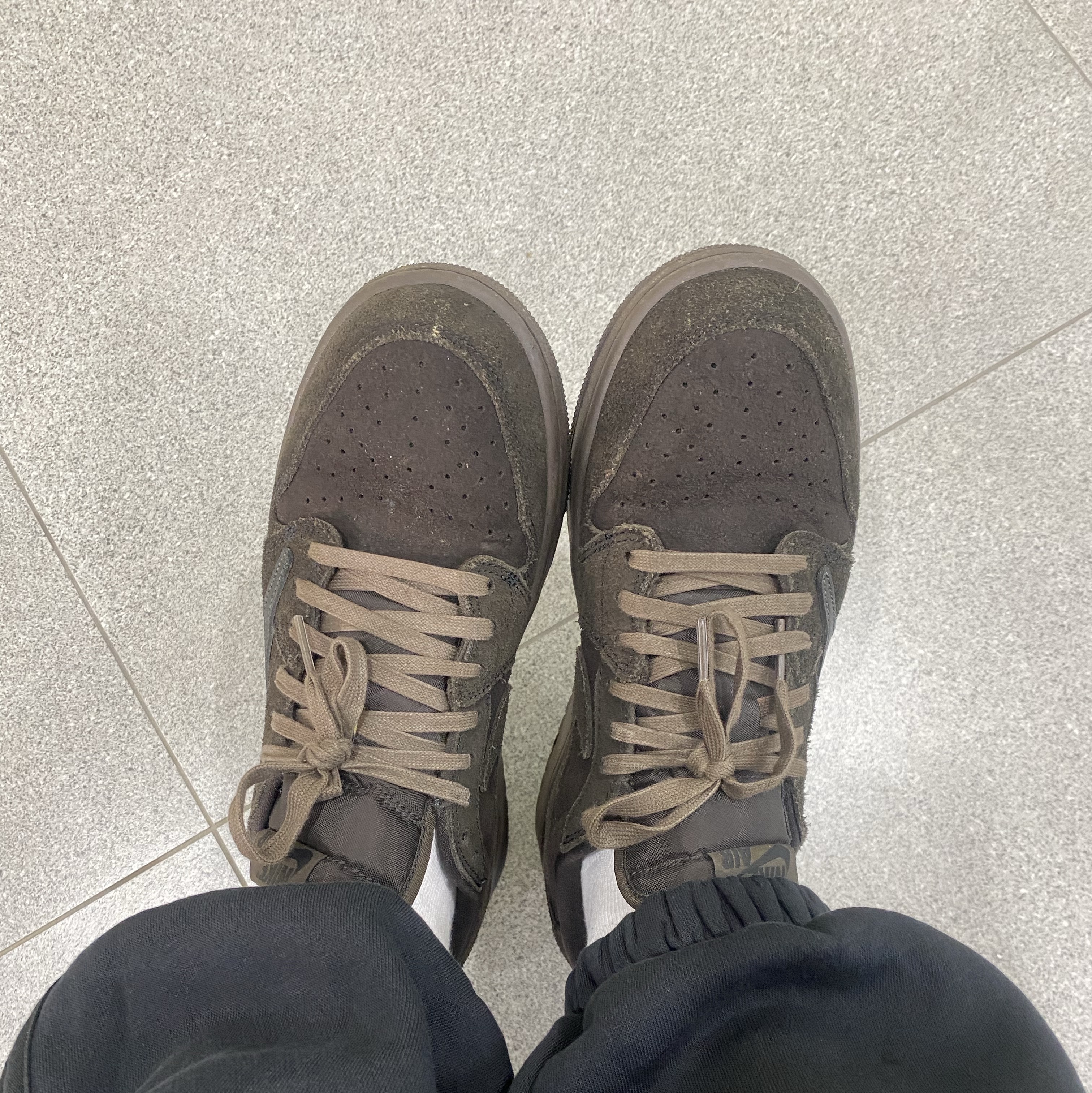 Jordan 1 x Travis Scott Retro Low OG SP Velvet Brown and Dark Mocha 착용 스타일 - 3