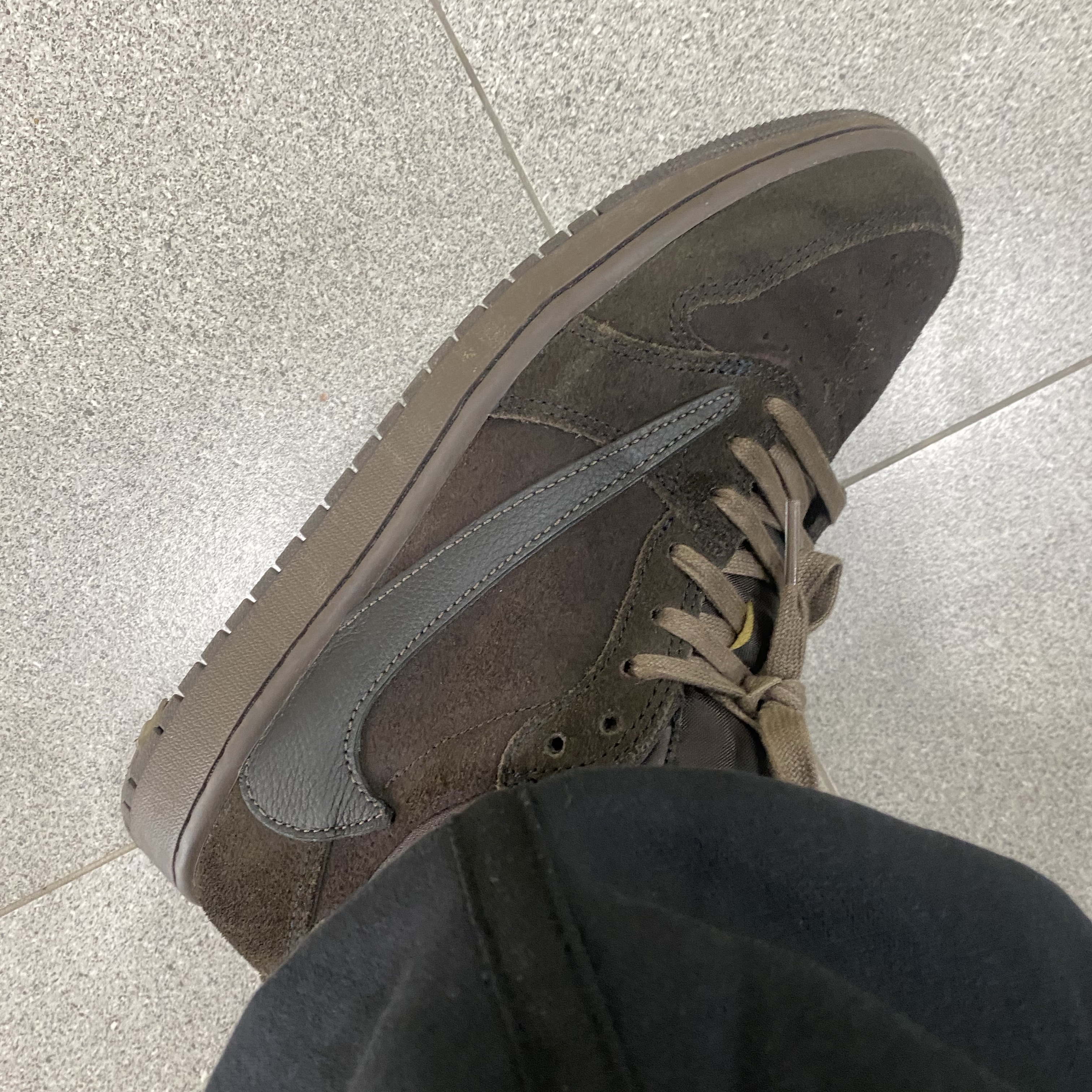 Jordan 1 x Travis Scott Retro Low OG SP Velvet Brown and Dark Mocha 착용 스타일 - 1