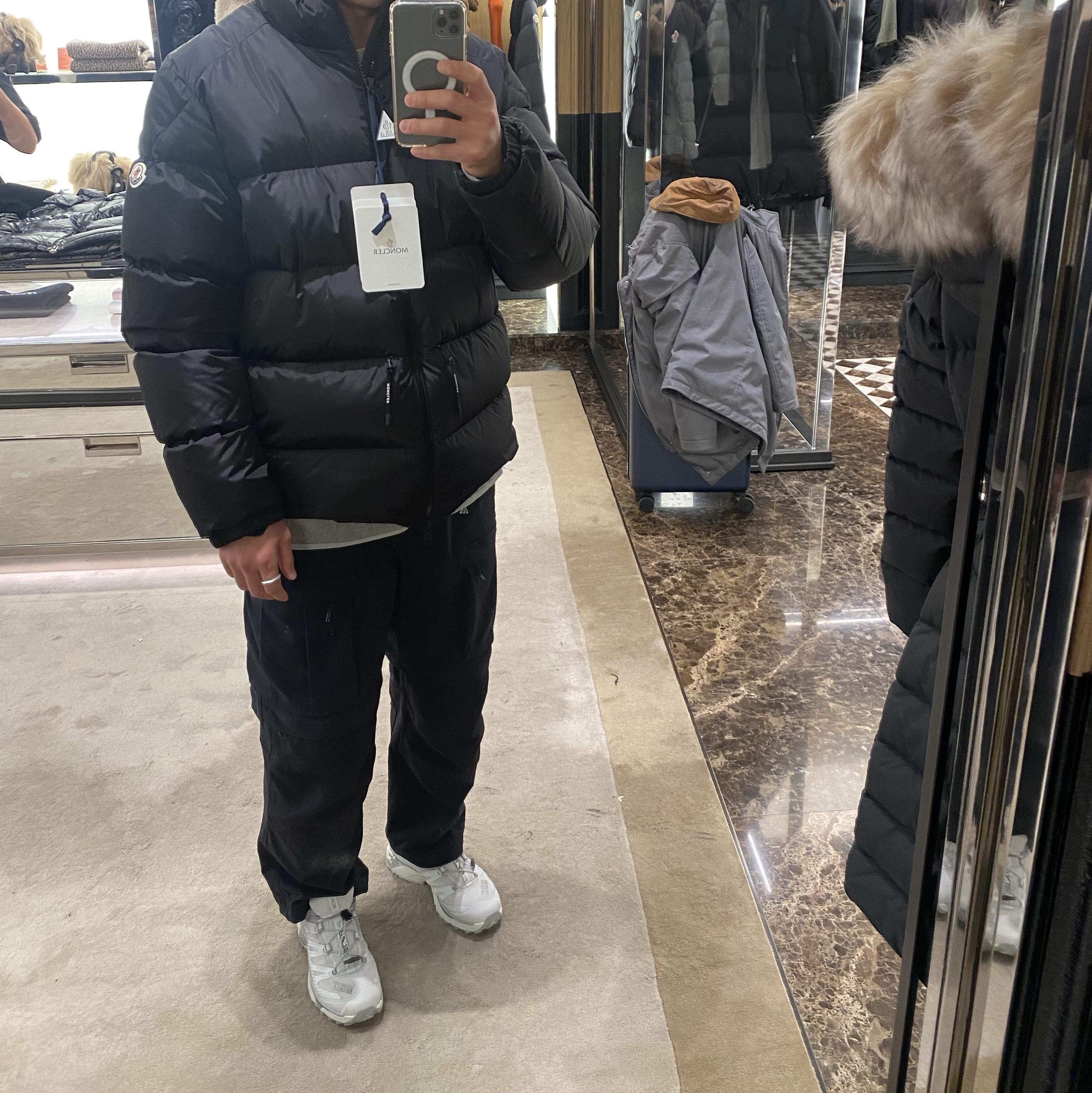 Moncler Tuileries Short Down Jacket Black - 25FW 착용 스타일 - 1