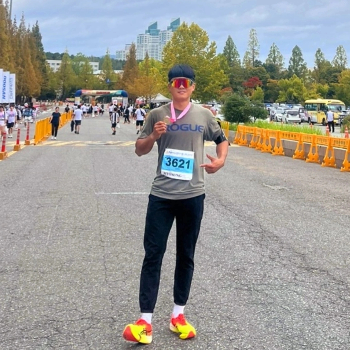 Asics Metaspeed Sky Paris Safety Yellow Black 착용 스타일