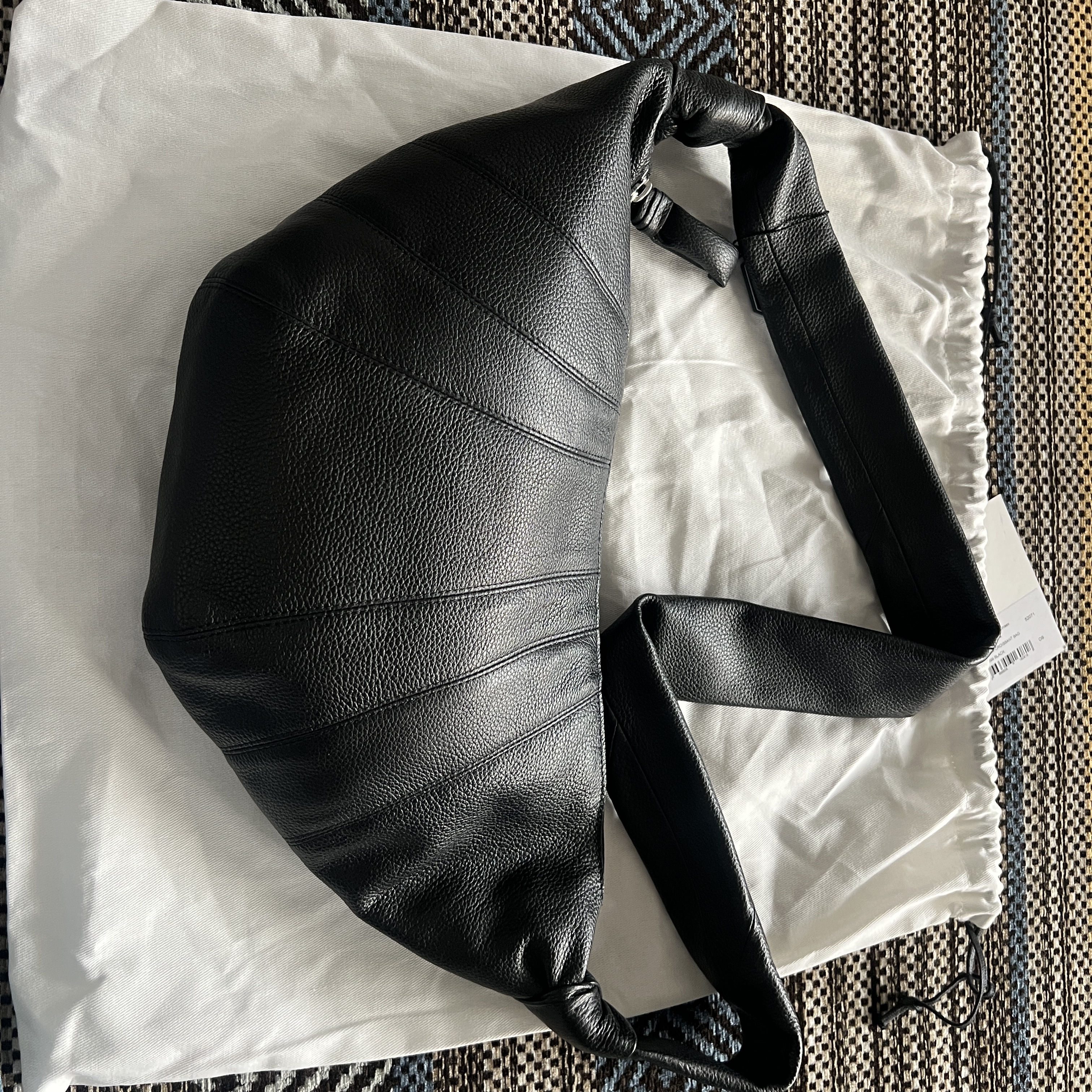 Lemaire Medium Croissant Bag Soft Grained Leather BLACK 착용 스타일 - 2