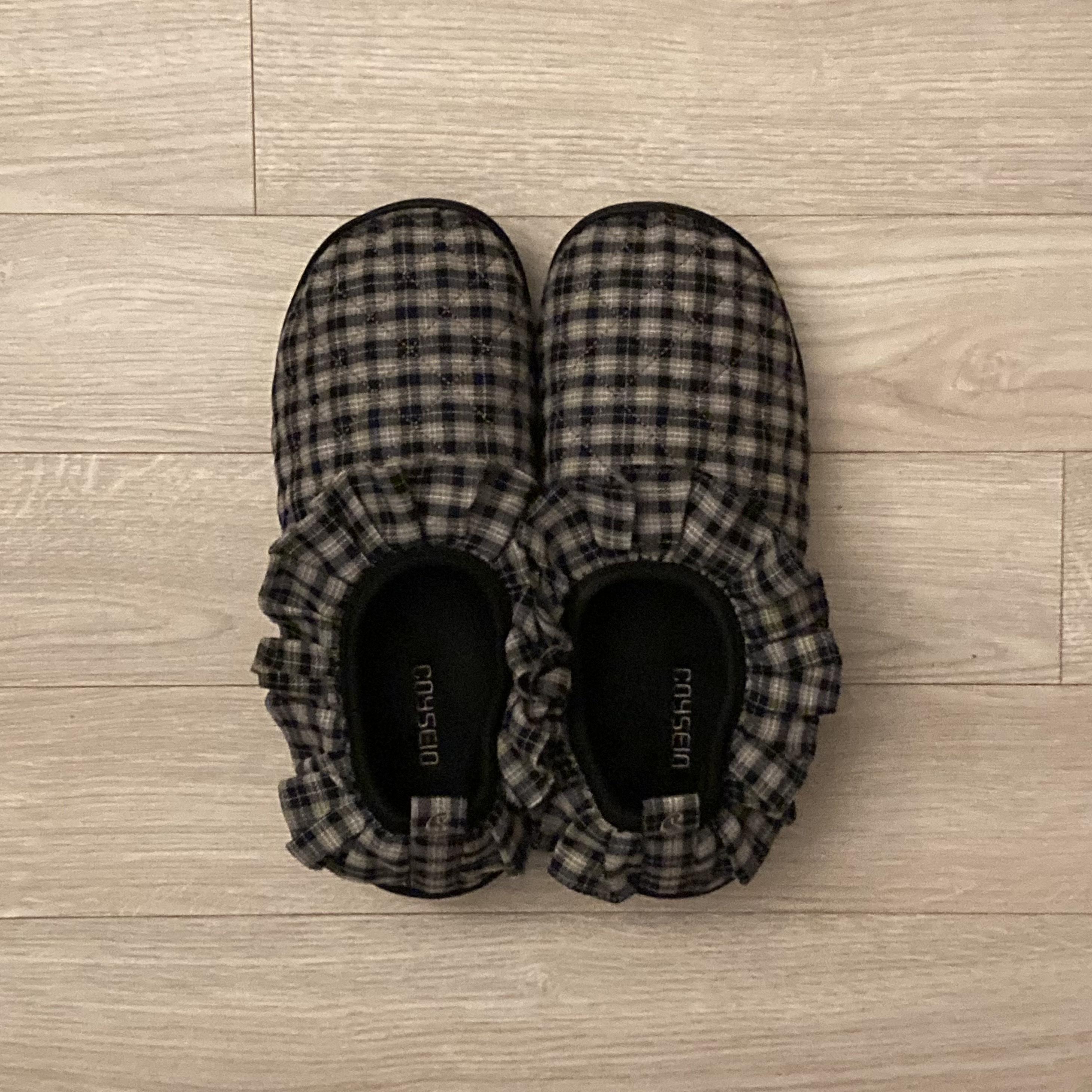 Subu x Coyseio Fluff Check Padding Shoes Check 착용 스타일 - 2