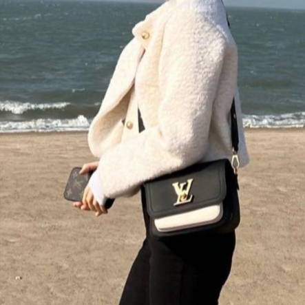 Louis Vuitton Lockme Tender Black 착용 스타일 - 2