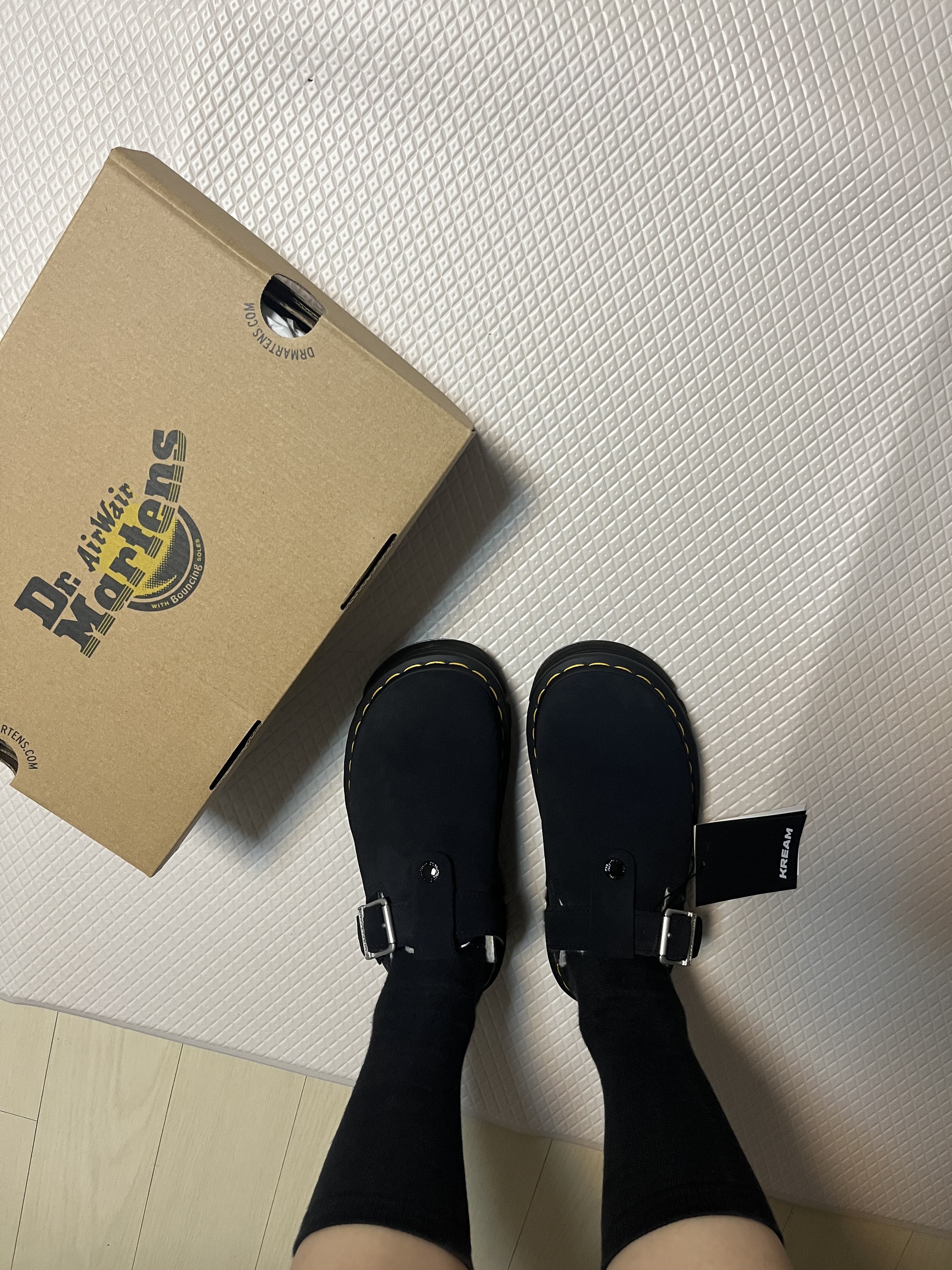 Dr. Martens Zebzag Suede Slingback Platform Mule Black - 24FW 착용 스타일 - 1