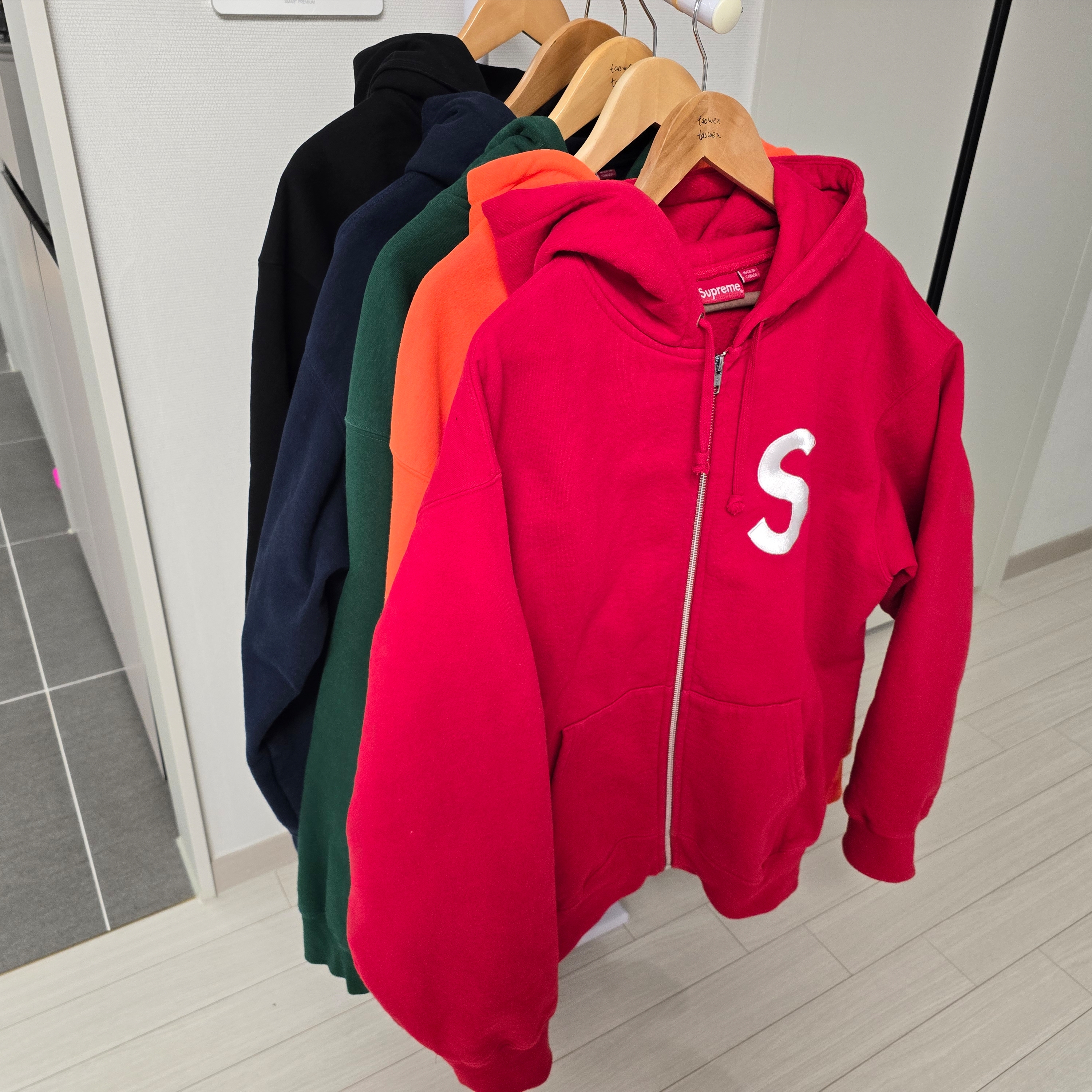 Supreme S Logo Zip Up Hooded Sweatshirt Red - 23FW, Supreme S Logo Zip Up Hooded Sweatshirt Dark Green - 23FW 착용 스타일