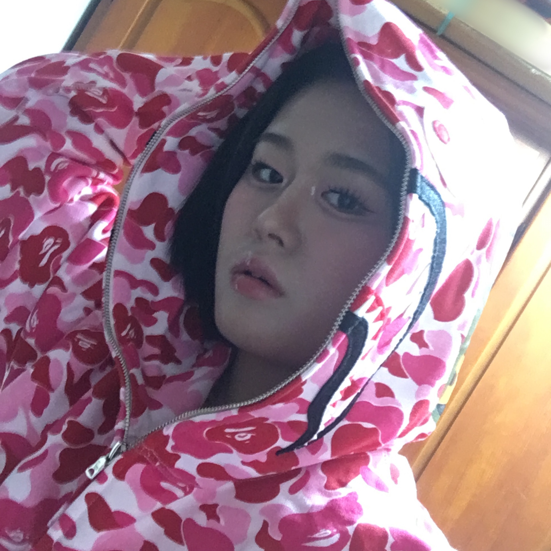 BAPE ABC Camo Shark Full Zip Hoodie Pink 착용 스타일 - 2