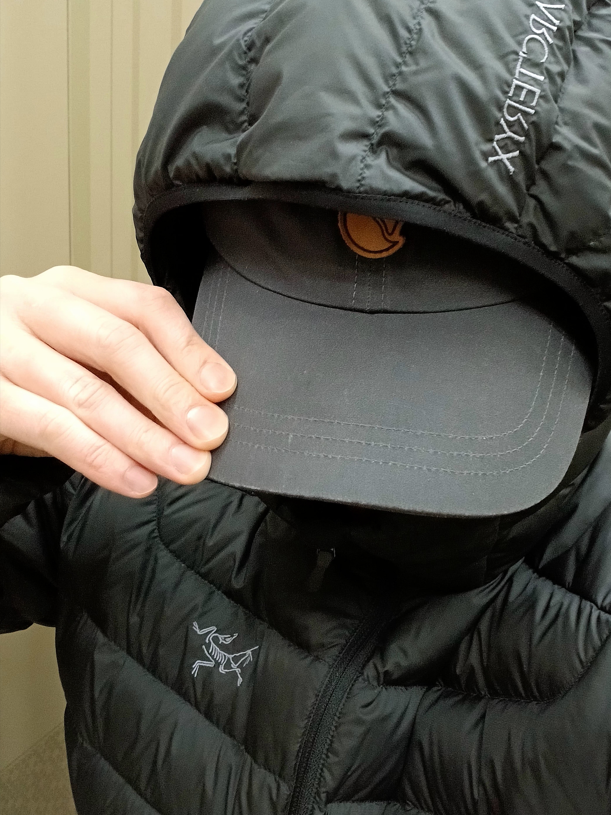 Fjallraven Helags Vidda Cap Dark Grey, Arc'teryx Cerium Hoody Black 착용 스타일 - 1