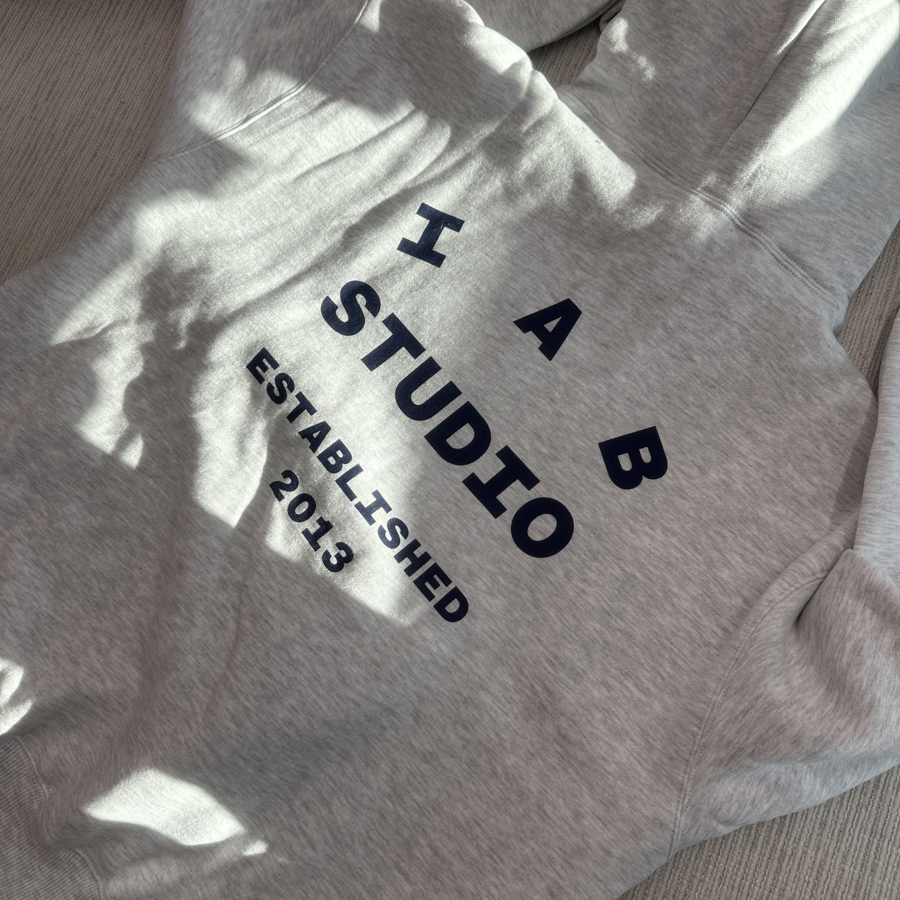 IAB Studio 25 Hoodie Light Gray Navy 착용 스타일 - 1