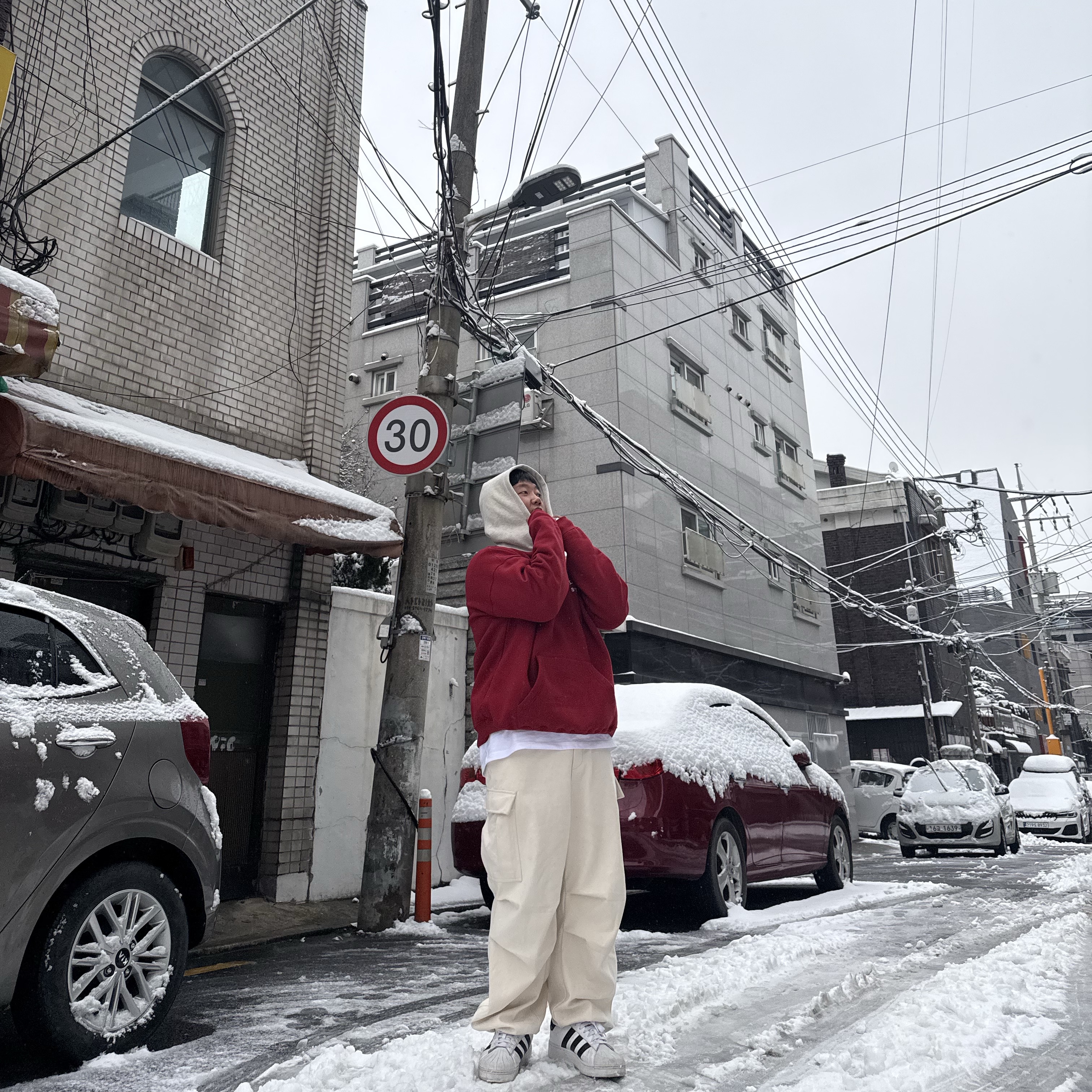 IAB Studio 24 Christmas Hoodie Burgundy Oatmeal, Adidas Superstar White Black 착용 스타일 - 3