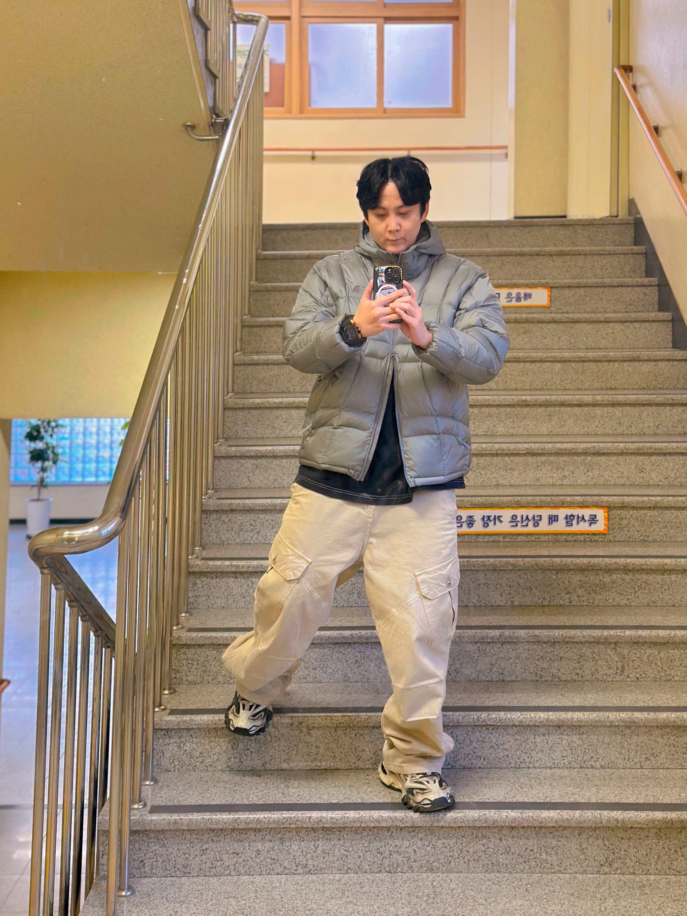 The North Face Wave LT On Jacket Gray, Balenciaga Track.2 Sneakers Beige Black 착용 스타일 - 2