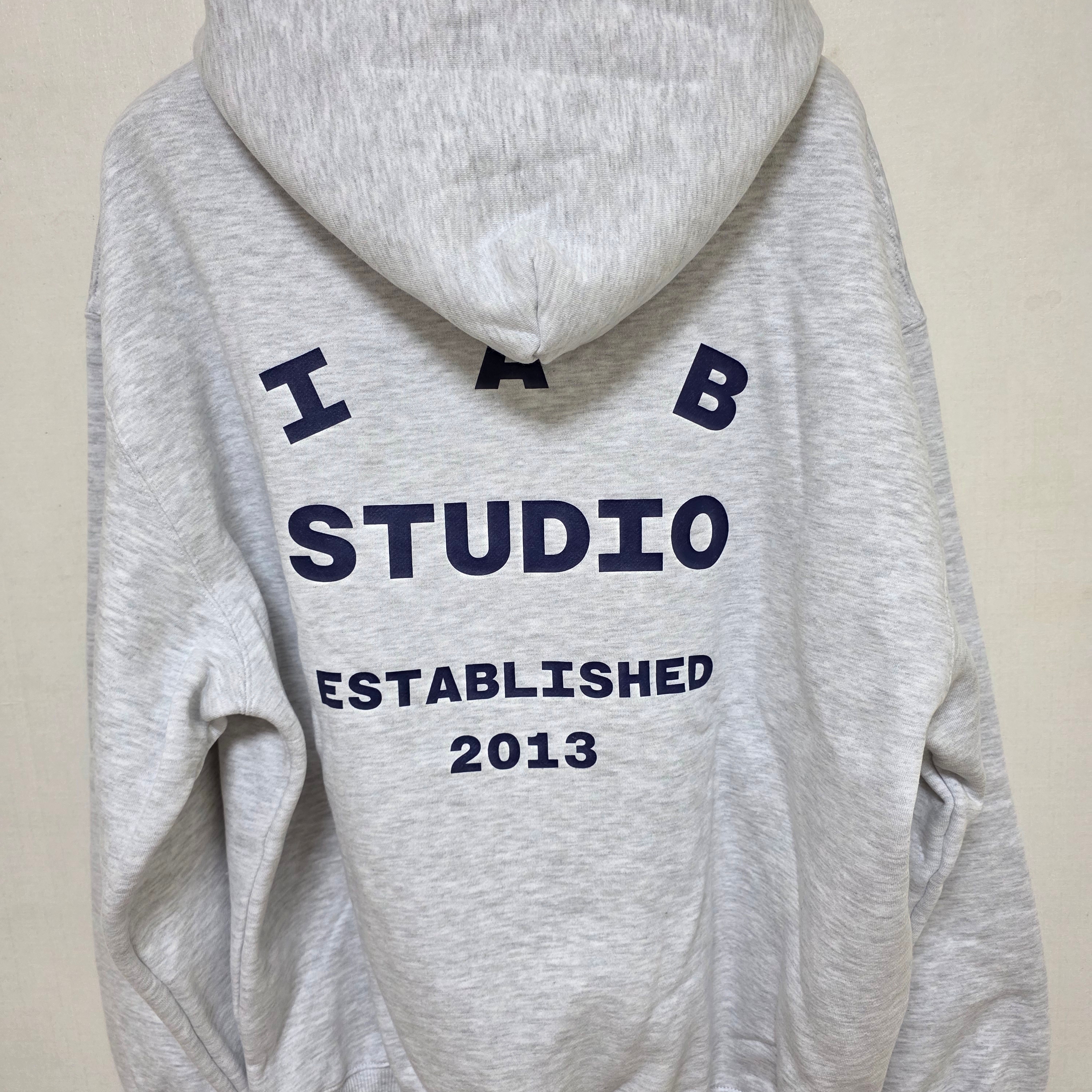 IAB Studio 25 Hoodie Light Gray Navy 착용 스타일 - 2