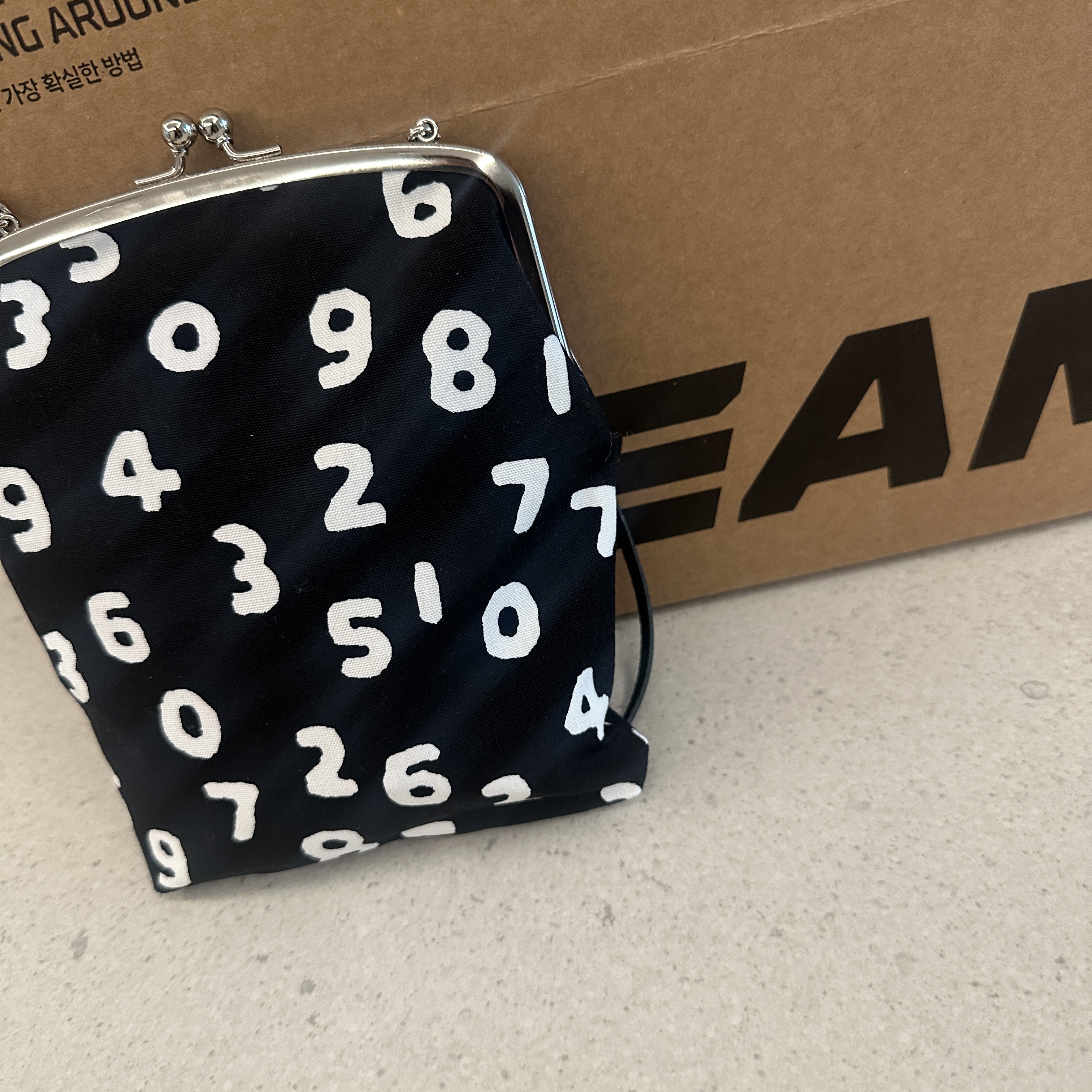 Sou Sou Canvas Soft Gamaguchi Bag Large Black (with 110cm Black Leather Strap) 착용 스타일 - 2