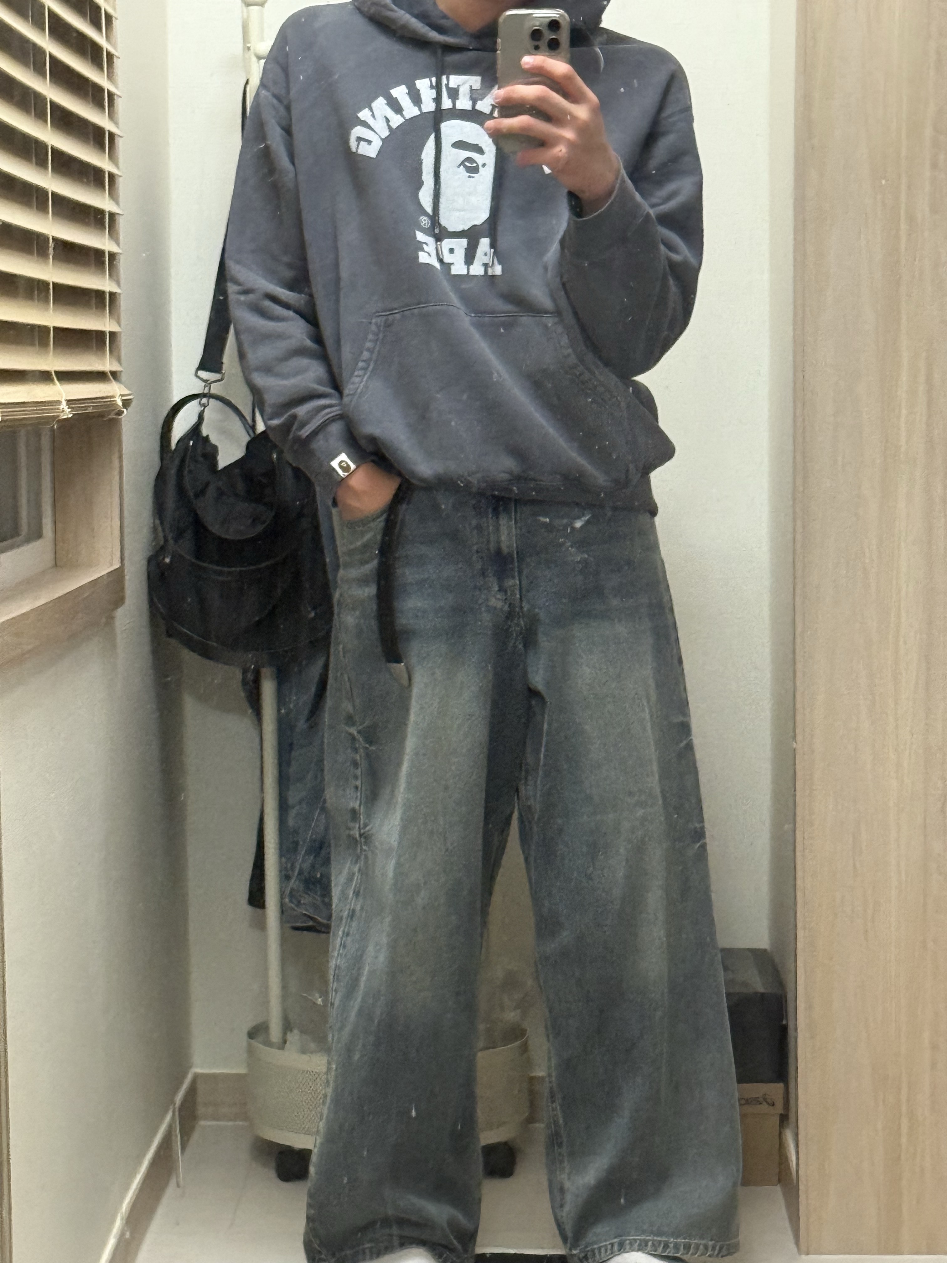 BAPE Garment Dye College Pullover Hoodie Charcoal 착용 스타일 - 2