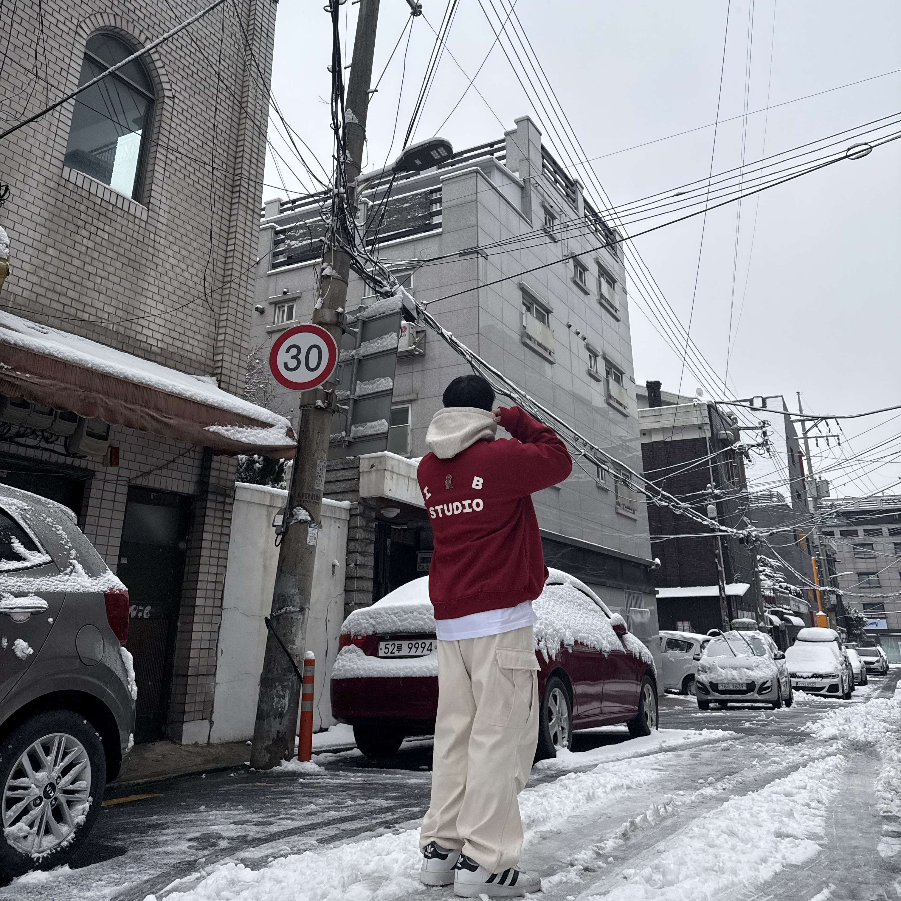 IAB Studio 24 Christmas Hoodie Burgundy Oatmeal, Adidas Superstar White Black 착용 스타일 - 2