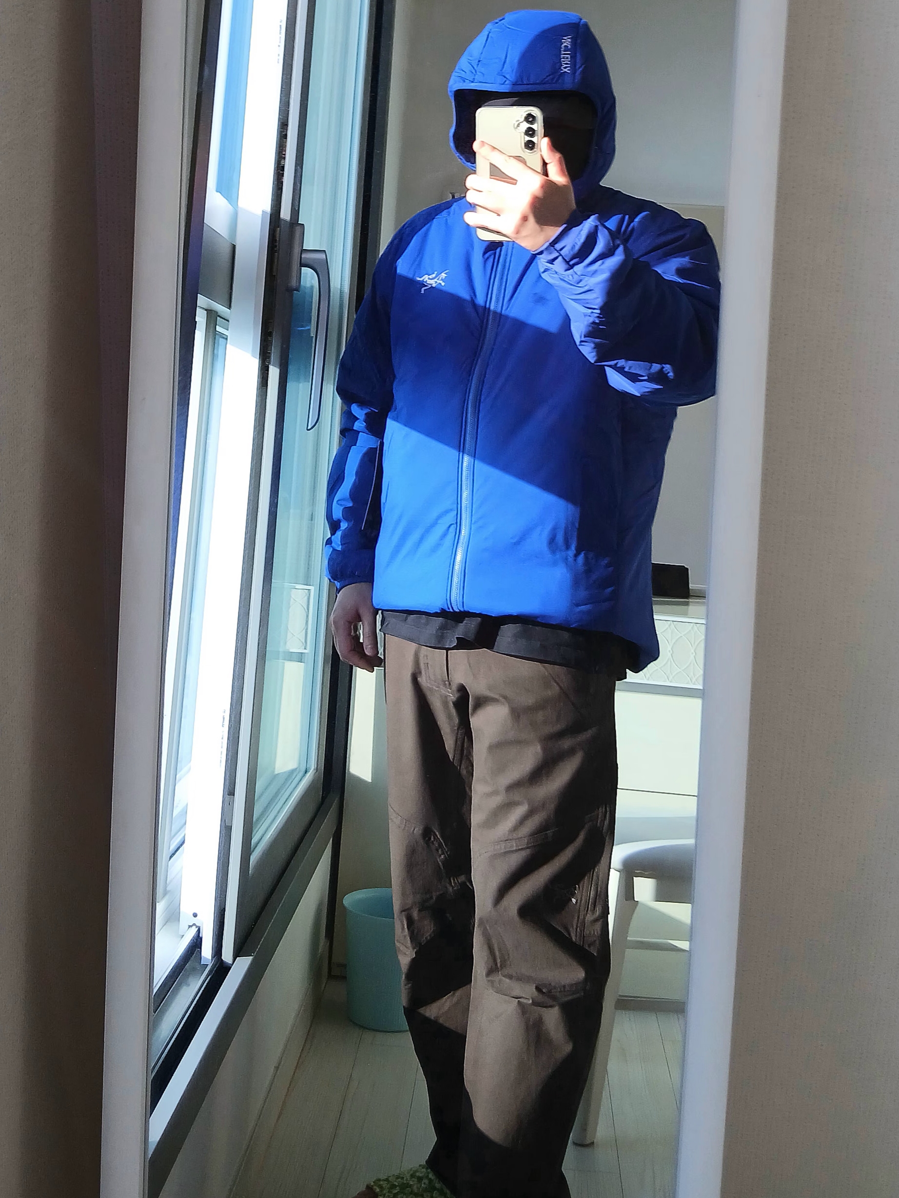 Arc'teryx Kragg Cotton LS T-Shirt 24K Black, Arc'teryx Cronin Cotton Pants Carob 착용 스타일 - 8