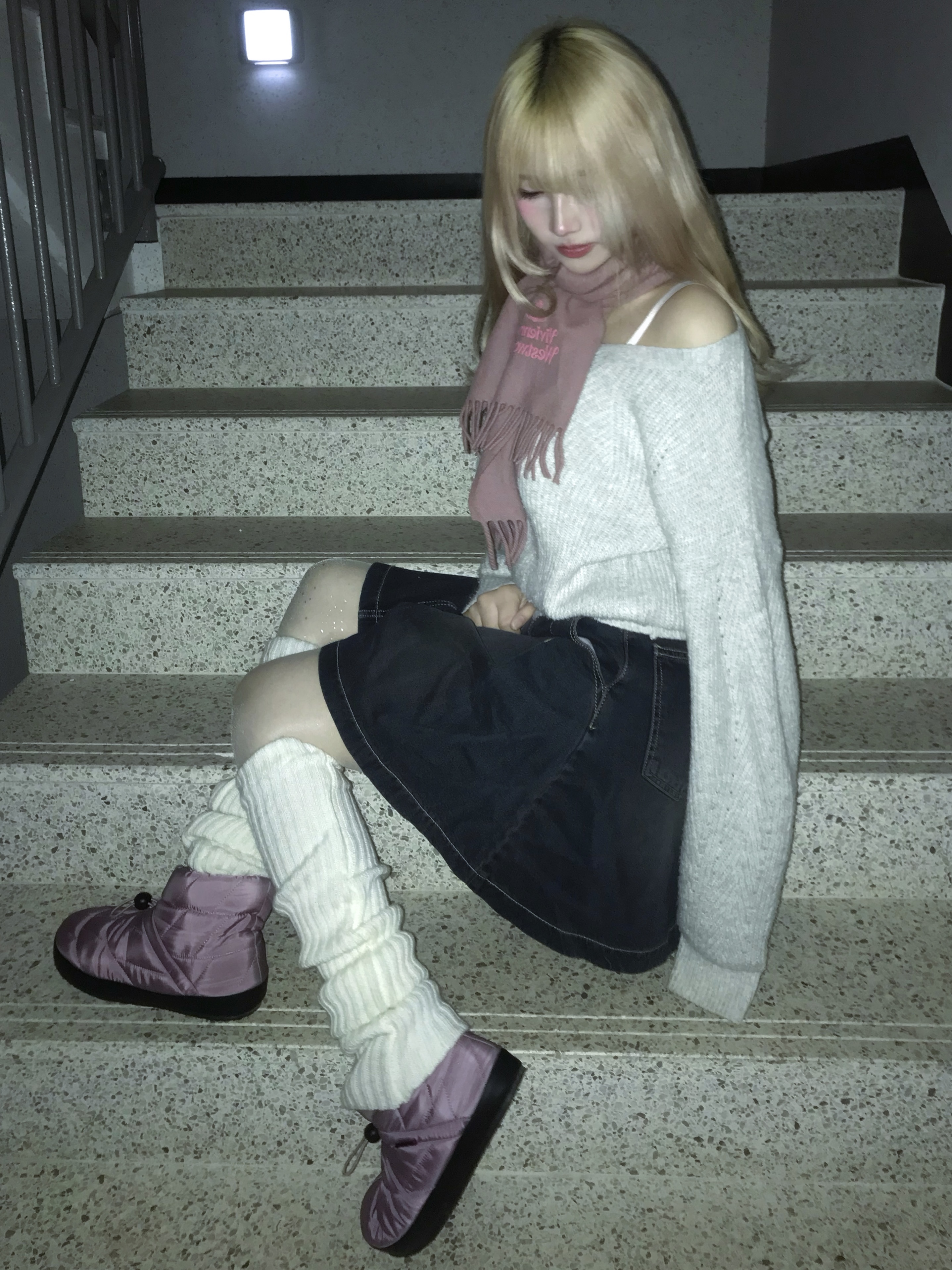 Vivienne Westwood Embroidered Logo Muffler Beige 착용 스타일 - 2