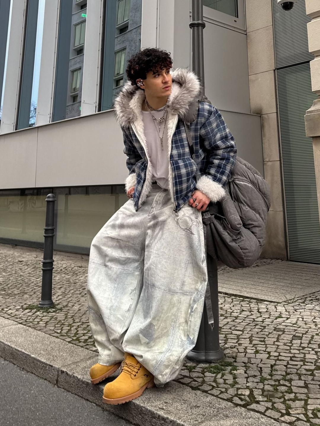 Thevinylhouse Fur Hooded MA-1 Jacket Black, Keymisery Cropped Fur Hood MA-1 Jacket - Black 착용 스타일 - 3