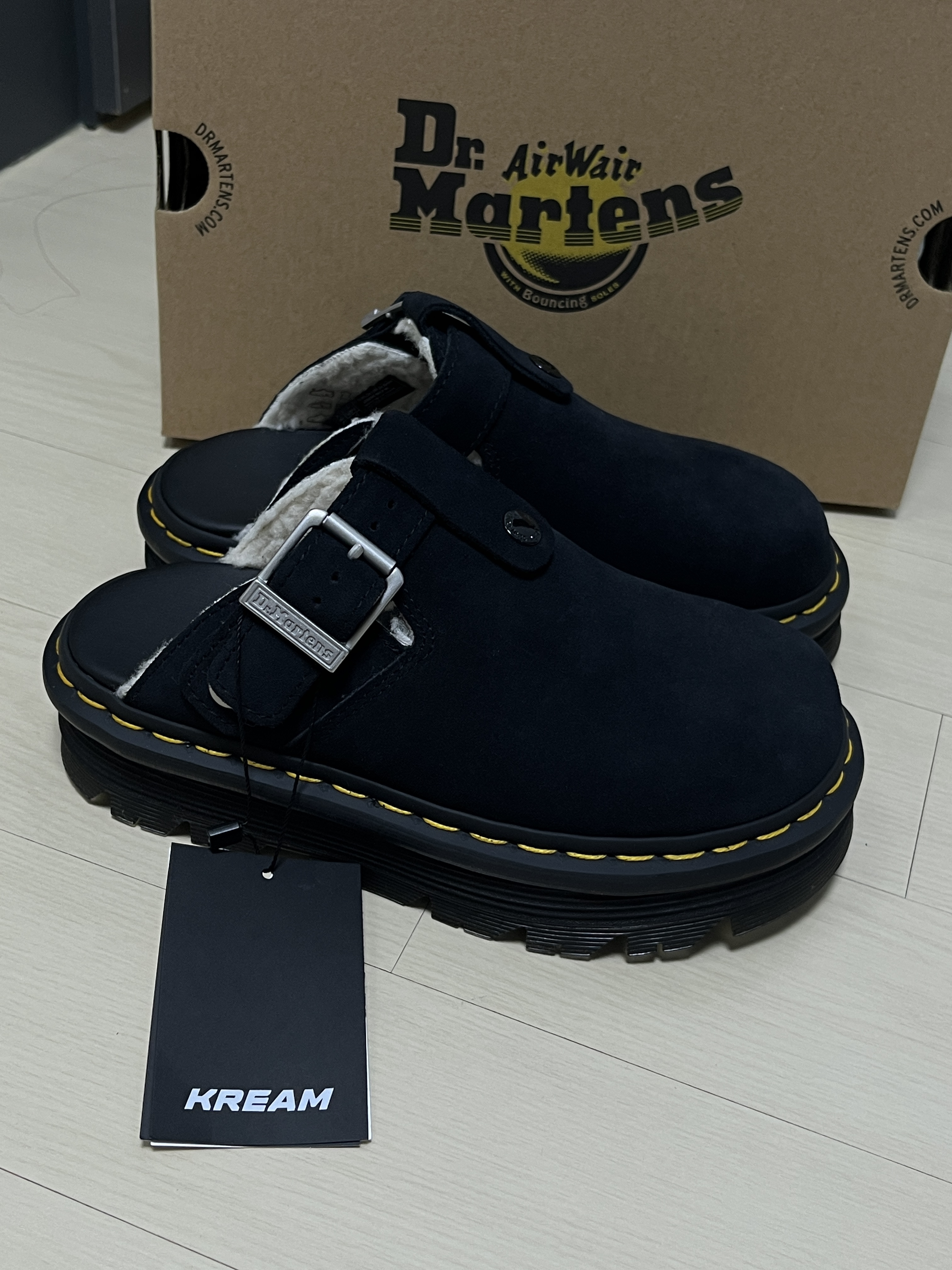 Dr. Martens Zebzag Suede Slingback Platform Mule Black - 24FW 착용 스타일 - 3