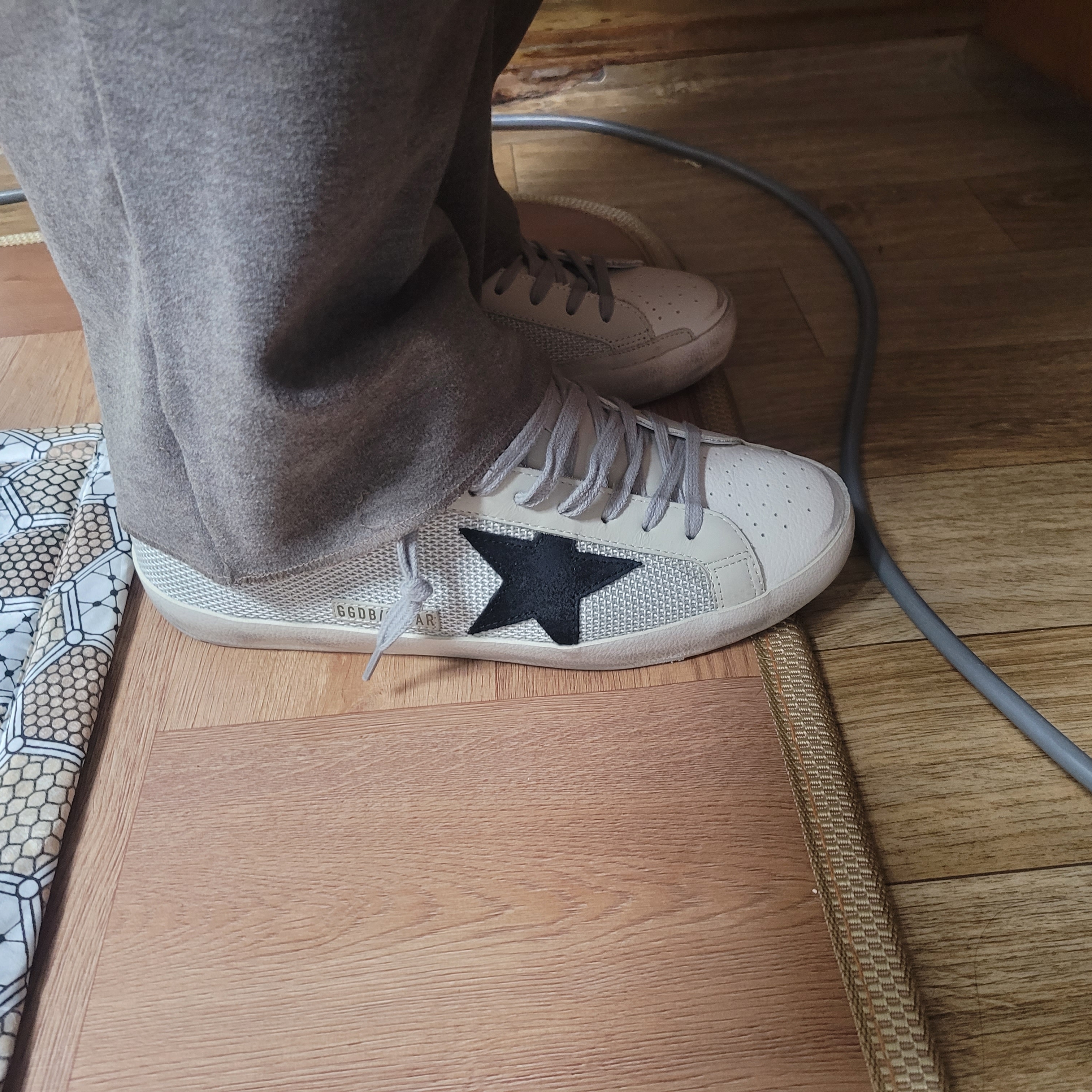 Golden Goose Superstar Grey Code Sneakers 착용 스타일 - 2