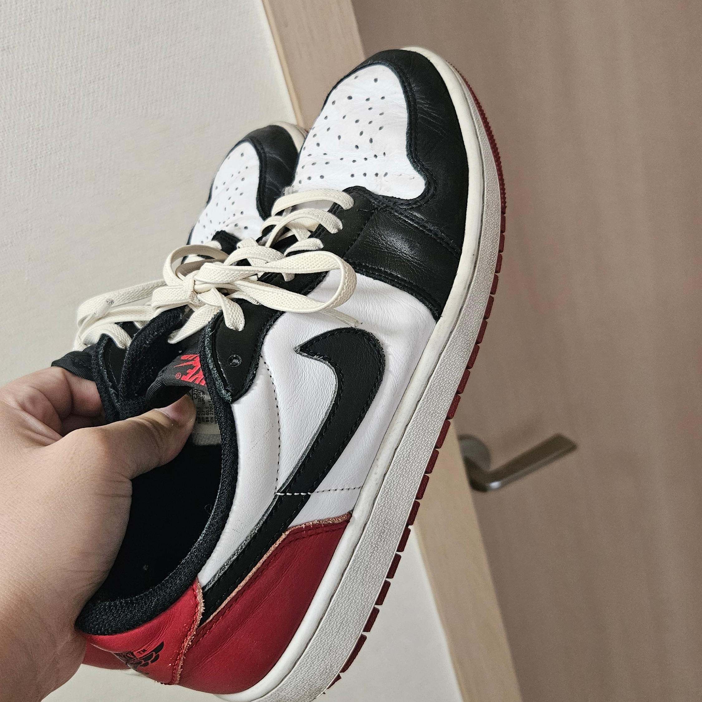 Jordan 1 Retro Low OG Black Toe 착용 스타일 - 1
