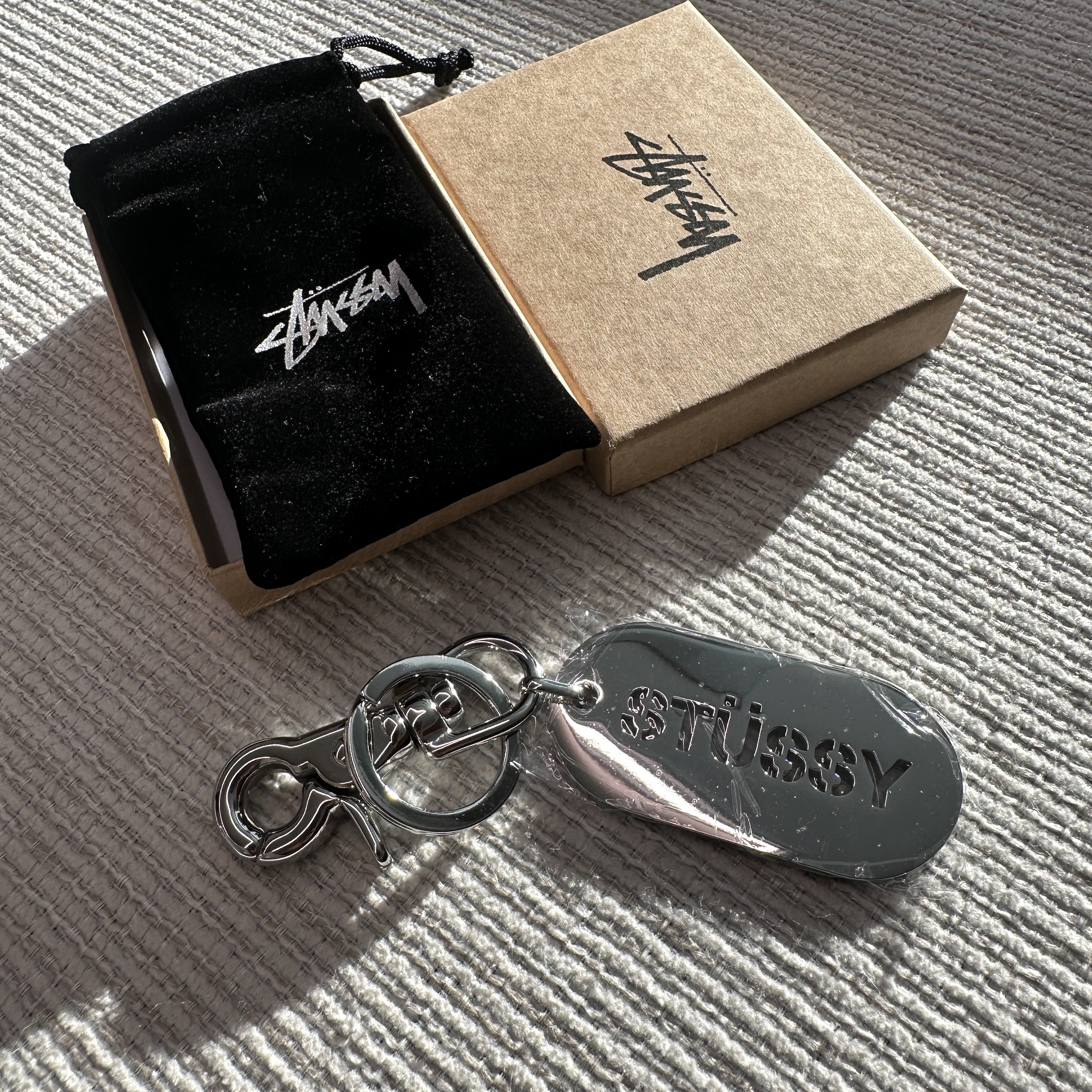 Stussy Metal Tag Keychain Silver 착용 스타일