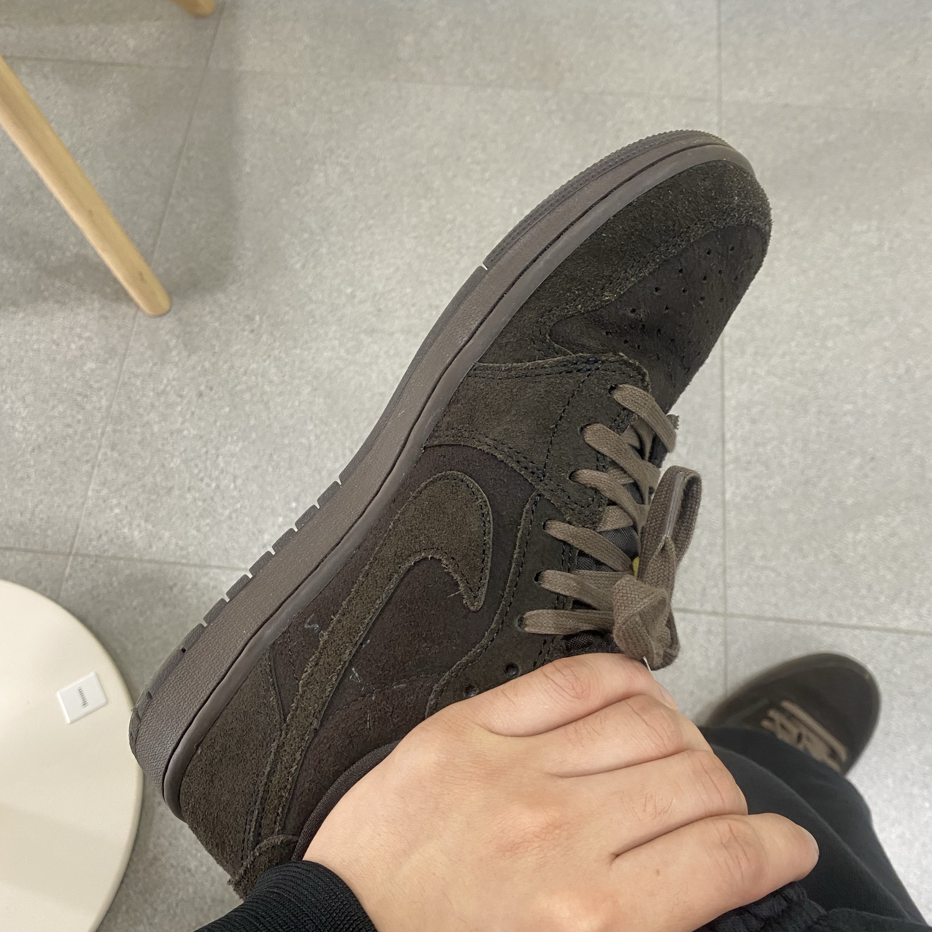 Jordan 1 x Travis Scott Retro Low OG SP Velvet Brown and Dark Mocha 착용 스타일 - 2