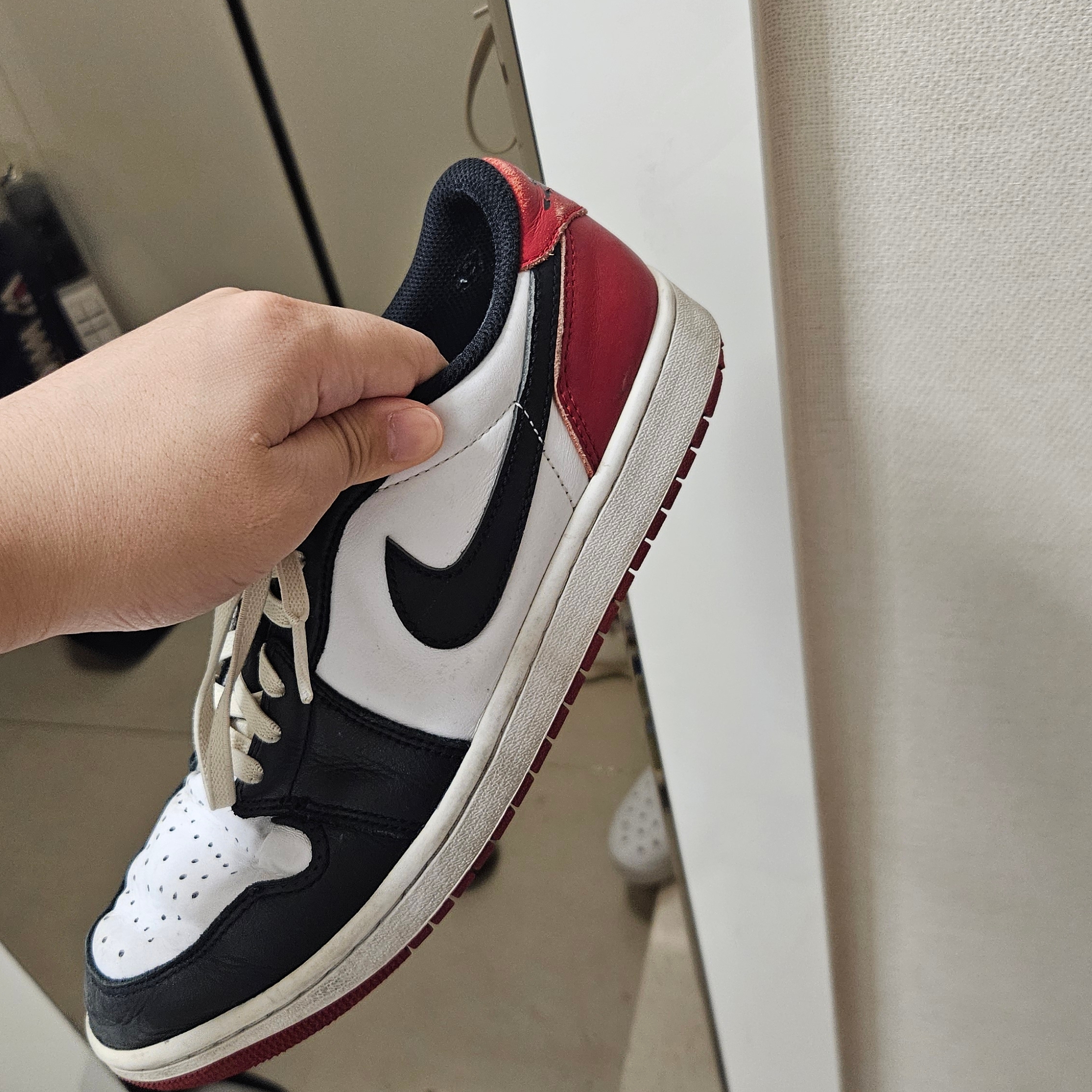 Jordan 1 Retro Low OG Black Toe 착용 스타일 - 3