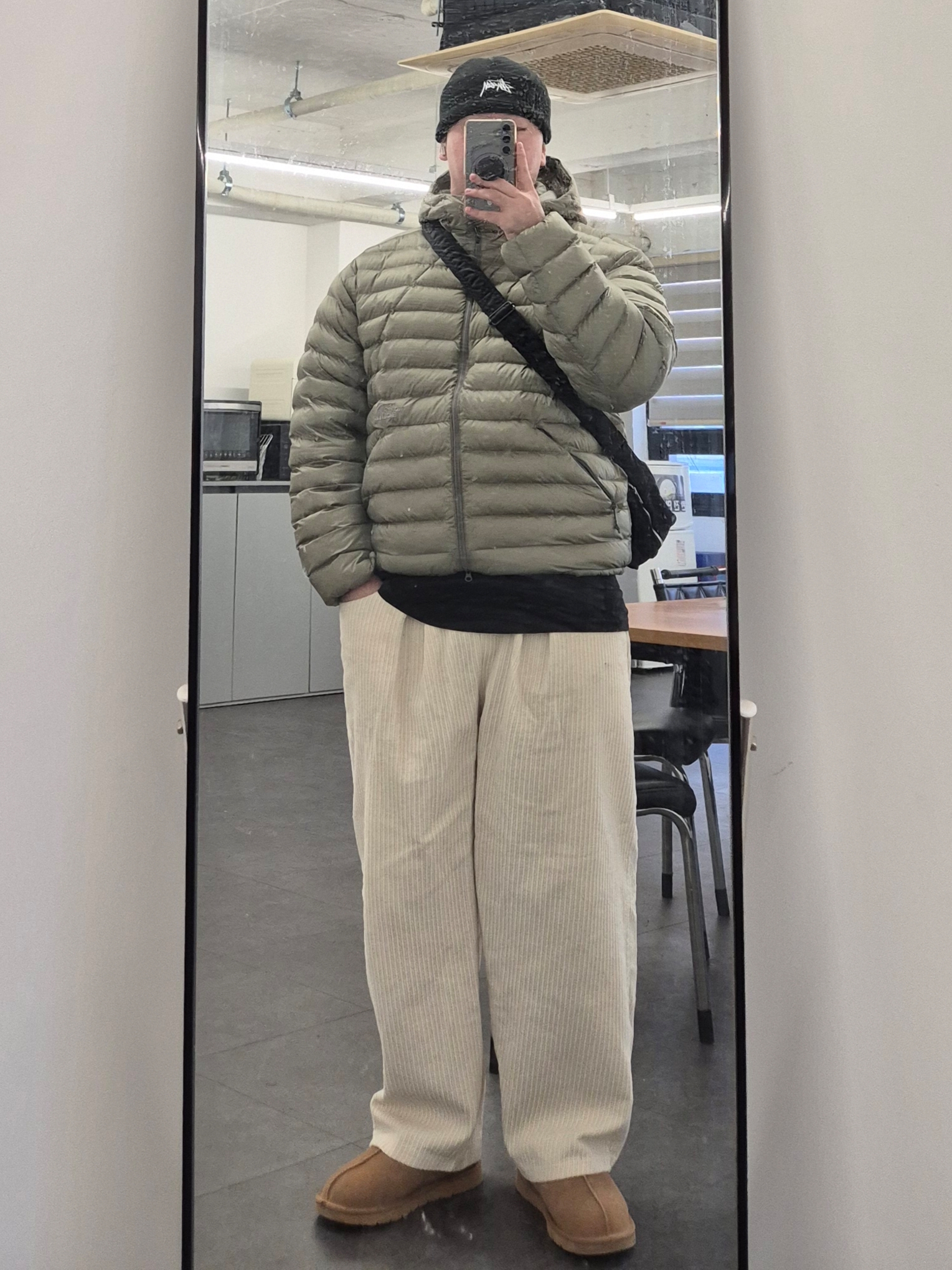 The North Face Ventus On Jacket Light Khaki, UGG Tasman Slipper Chestnut 착용 스타일