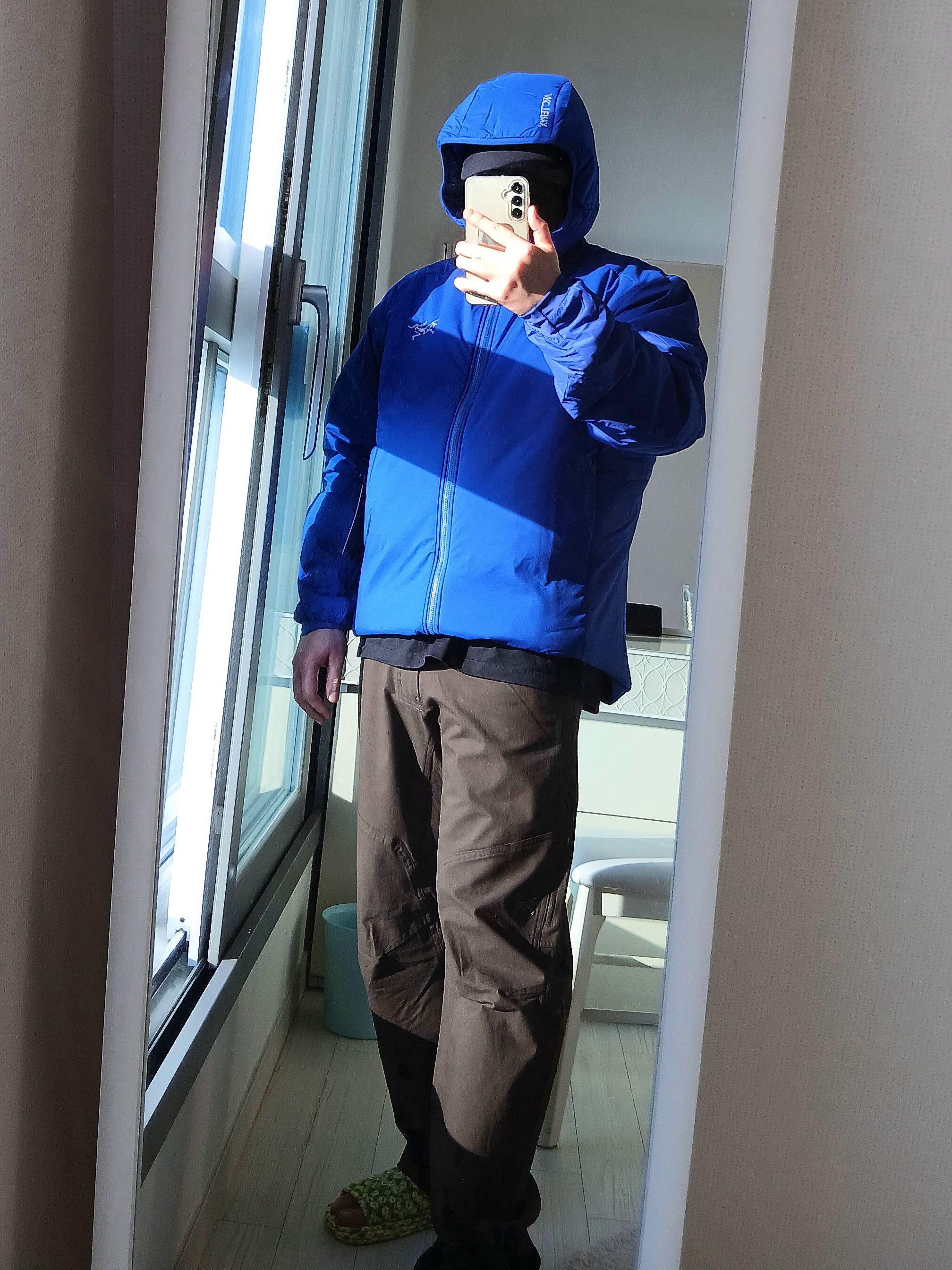 Arc'teryx Kragg Cotton LS T-Shirt 24K Black, Arc'teryx Cronin Cotton Pants Carob 착용 스타일 - 1