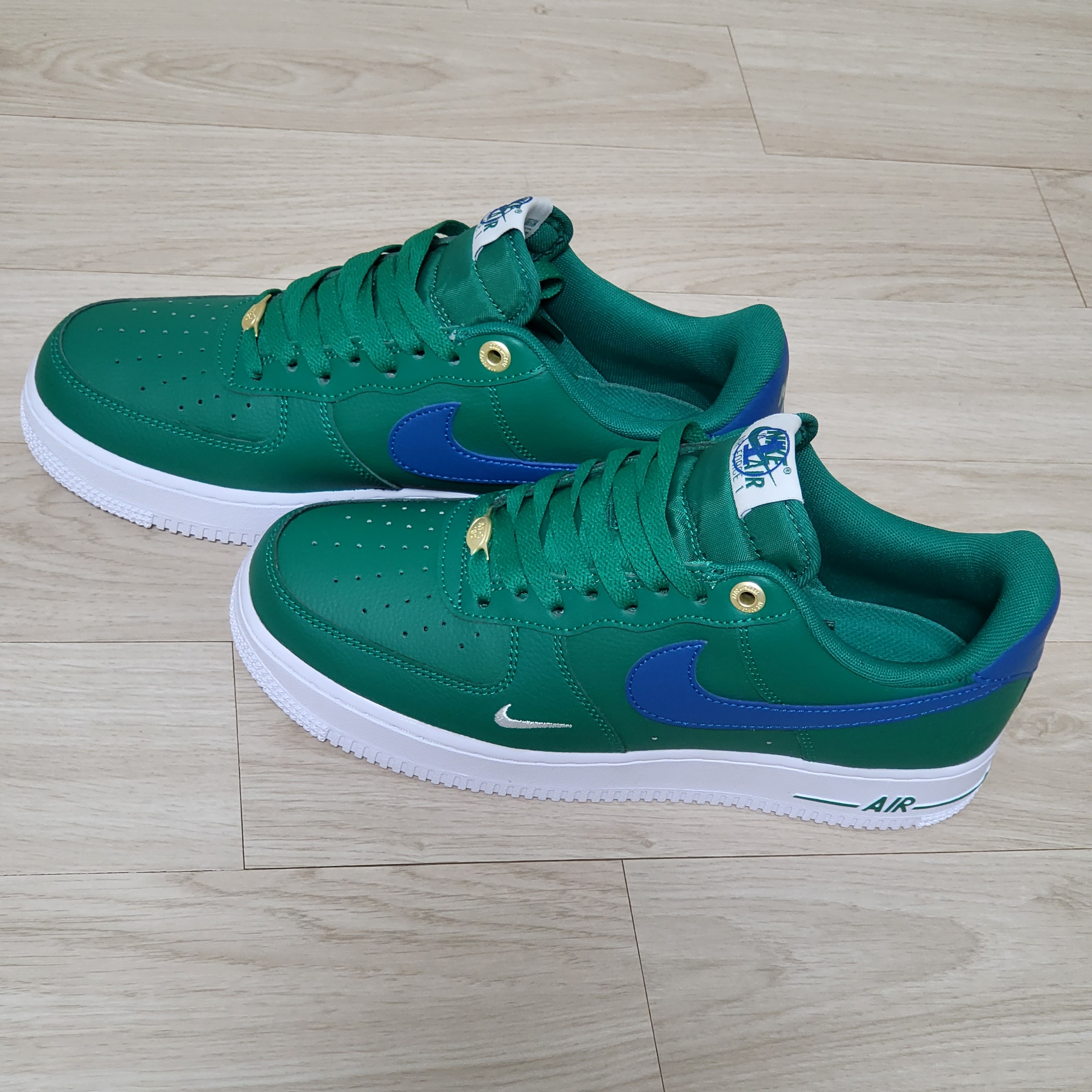 Nike Air Force 1 '07 LV8 40th Anniversary Join Forces Malachite Blue Jay 착용 스타일 - 2