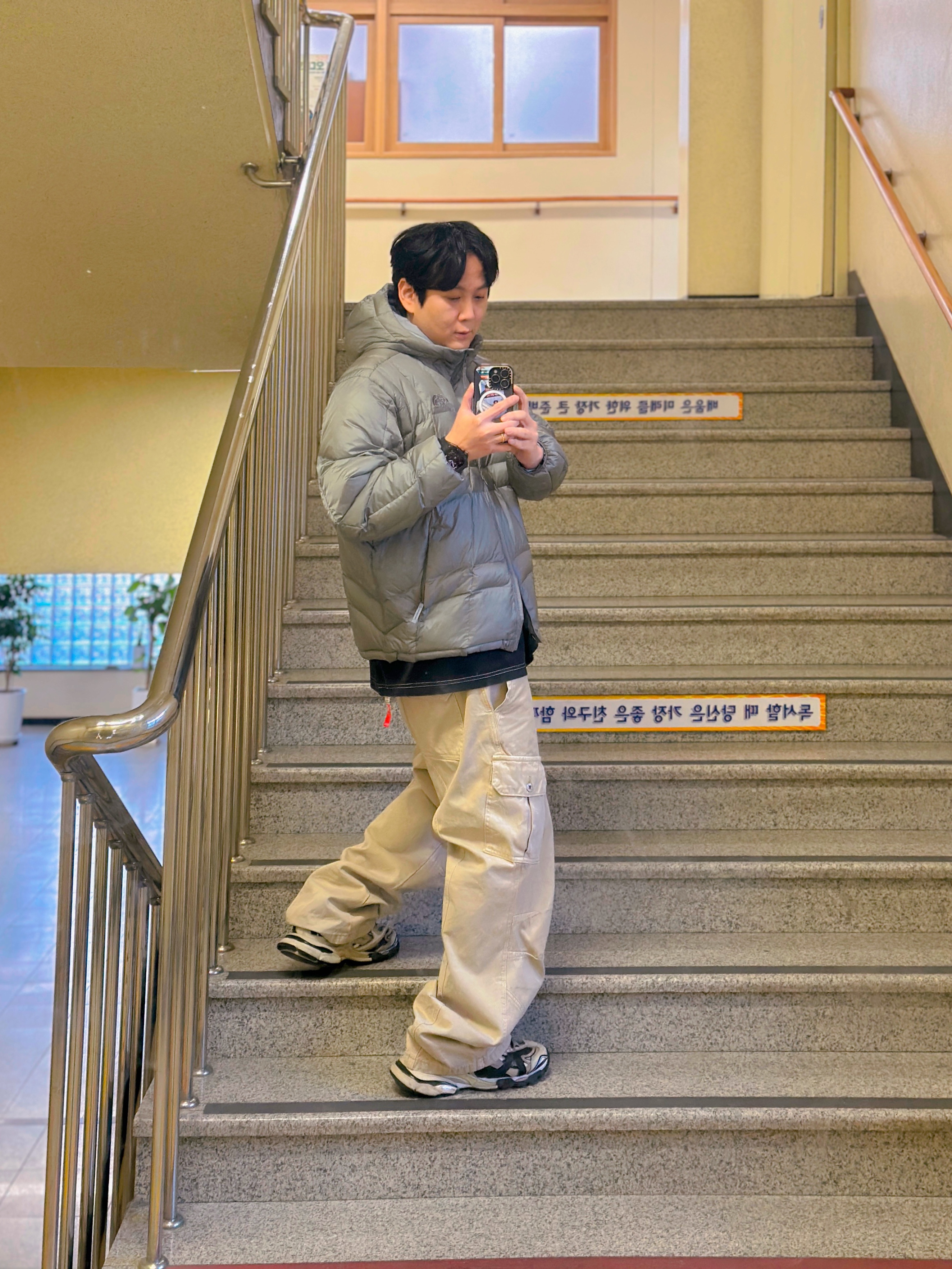 The North Face Wave LT On Jacket Gray, Balenciaga Track.2 Sneakers Beige Black 착용 스타일 - 1