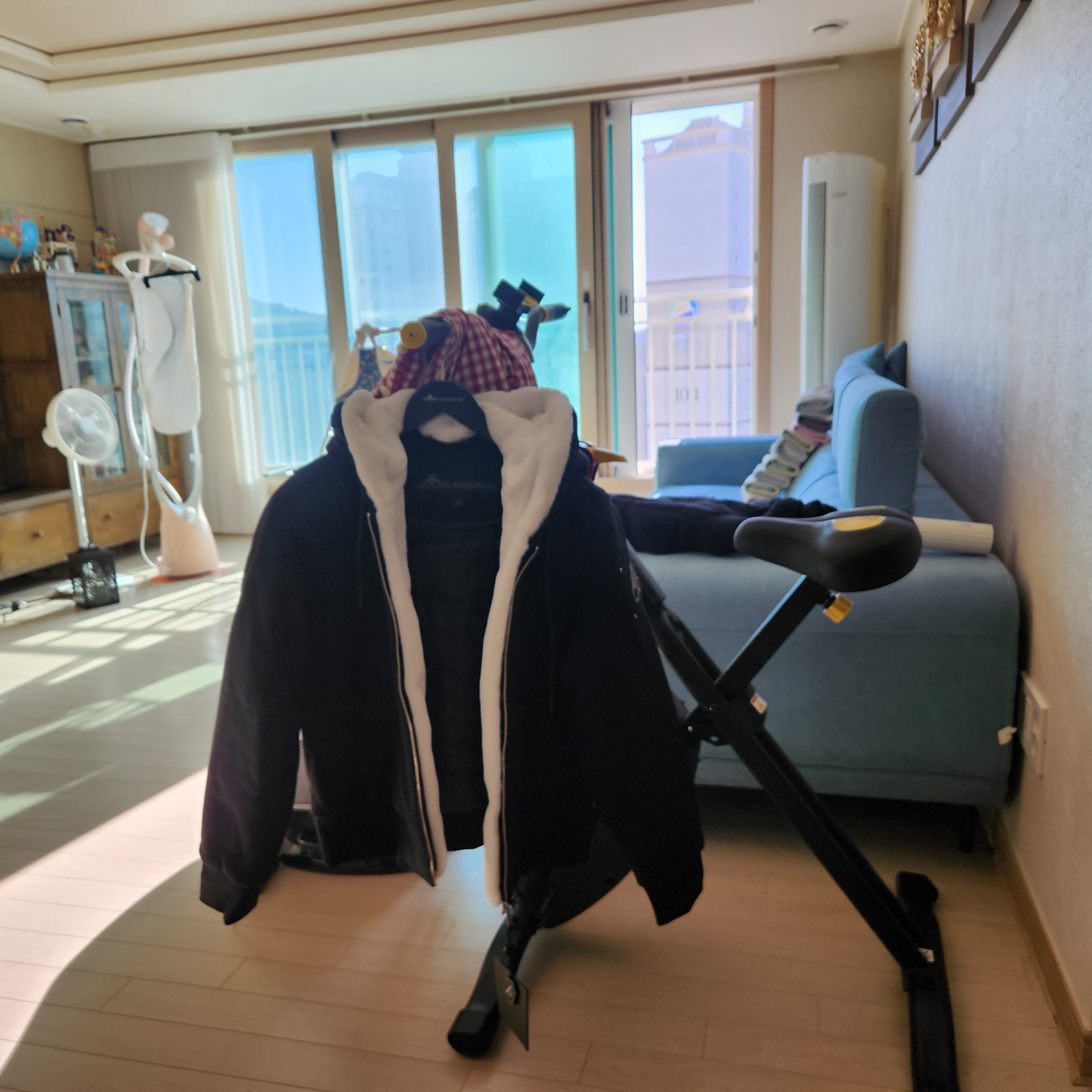 (W) Moose Knuckles Classic Bunny Zip Hoodie Black 착용 스타일 - 1