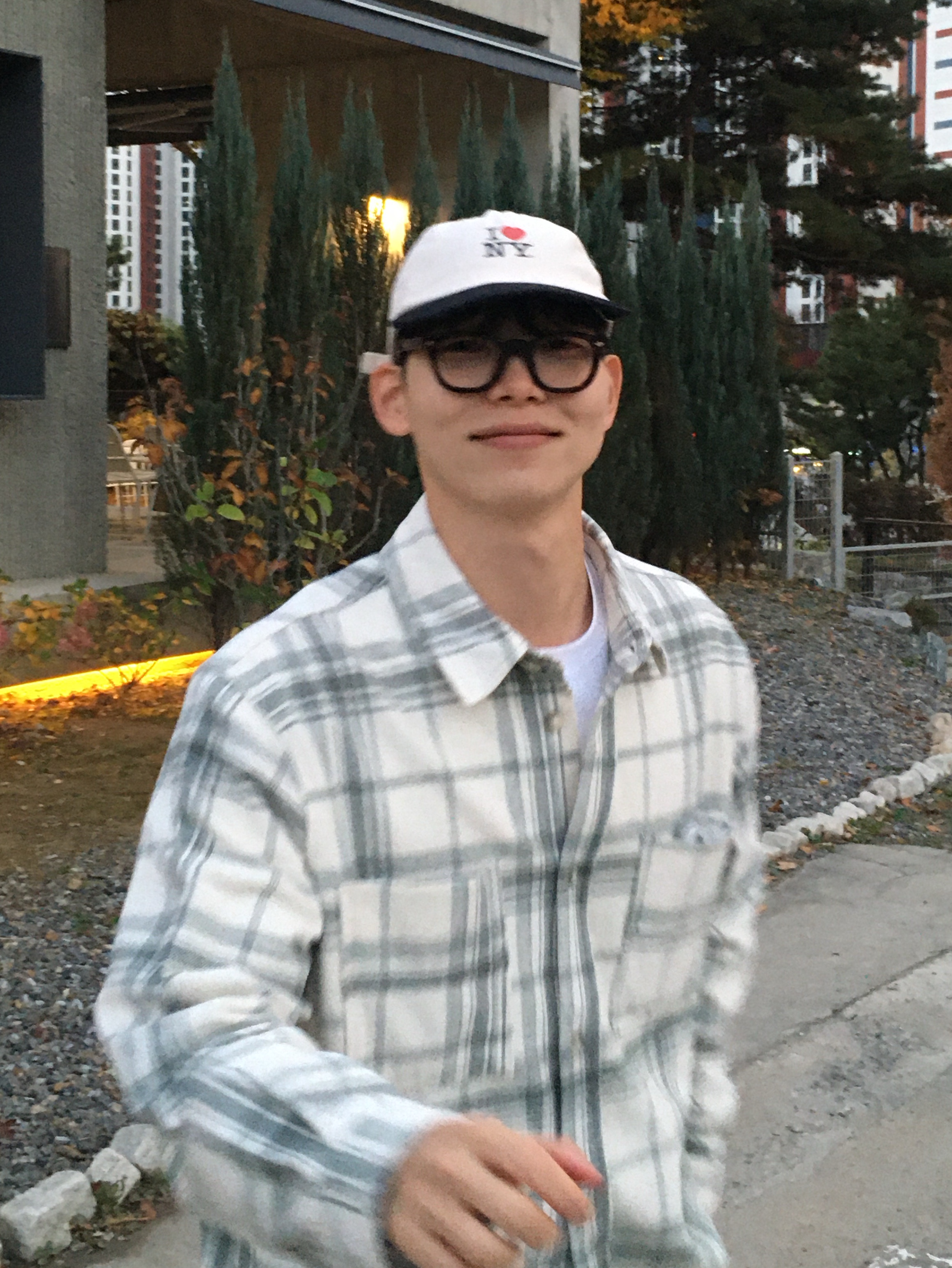 Honey Scoop House HNY Logo Trucker Cap Black, Apple iPhone 16 Pro 256GB White Titanium (Korean Ver.) 착용 스타일 - 2