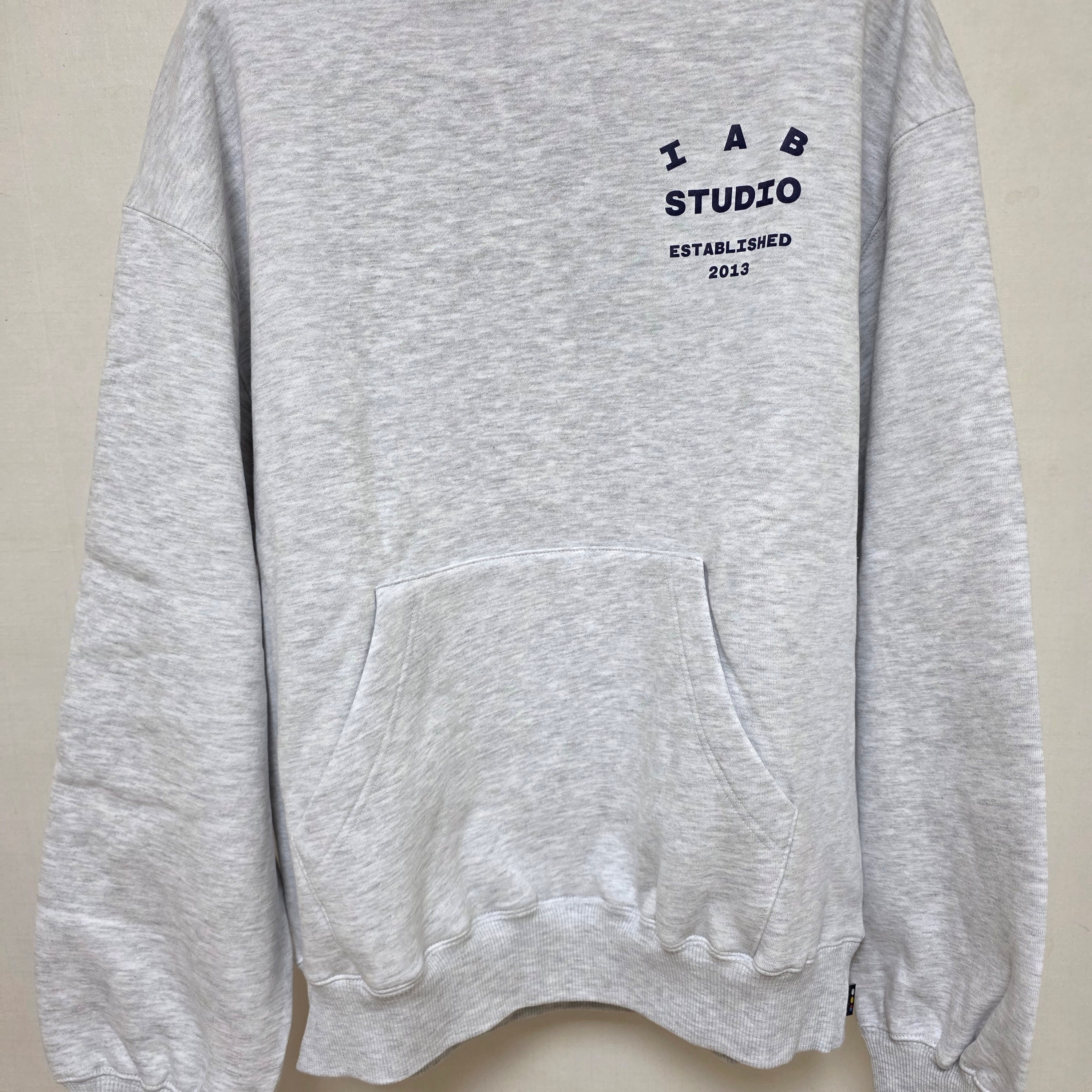 IAB Studio 25 Hoodie Light Gray Navy 착용 스타일 - 1