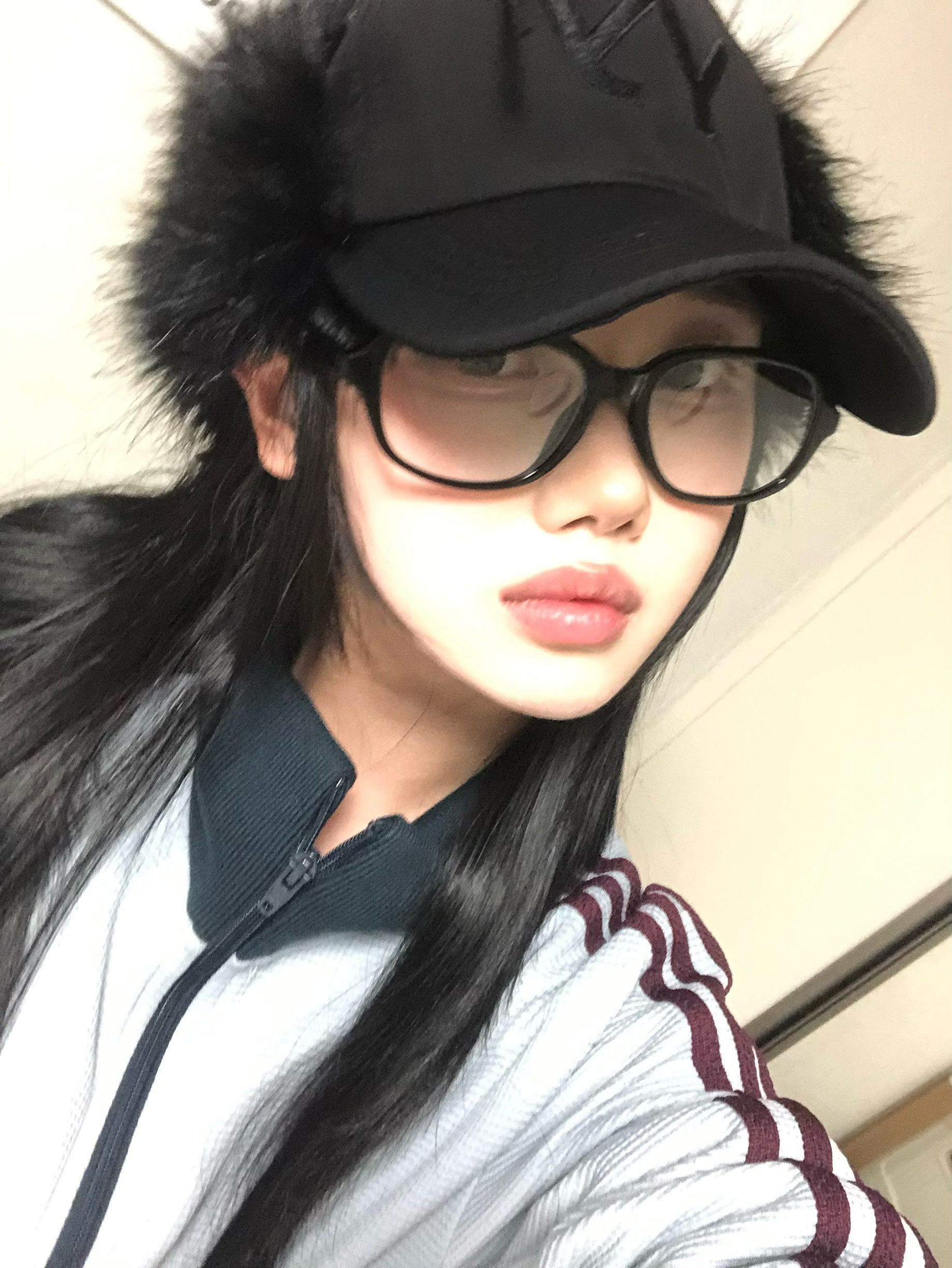 Open Yy Faux Fur Earflap Cap Black 착용 스타일 - 1