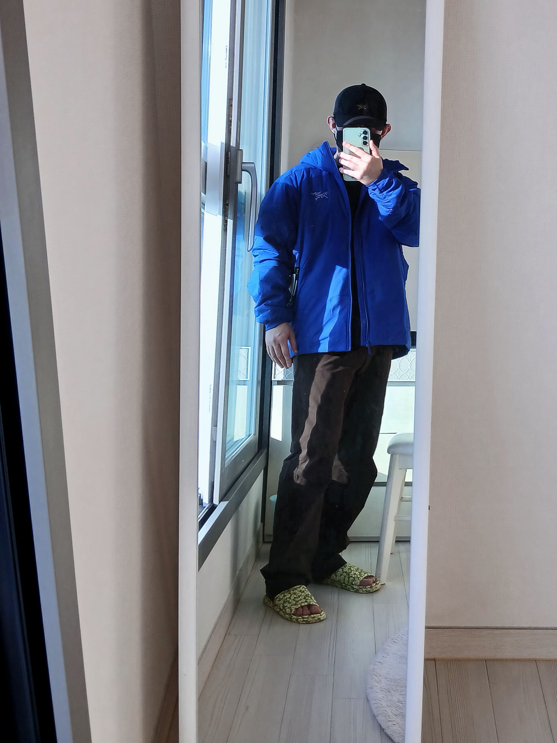 Arc'teryx Kragg Cotton LS T-Shirt 24K Black, Arc'teryx Cronin Cotton Pants Carob 착용 스타일 - 6
