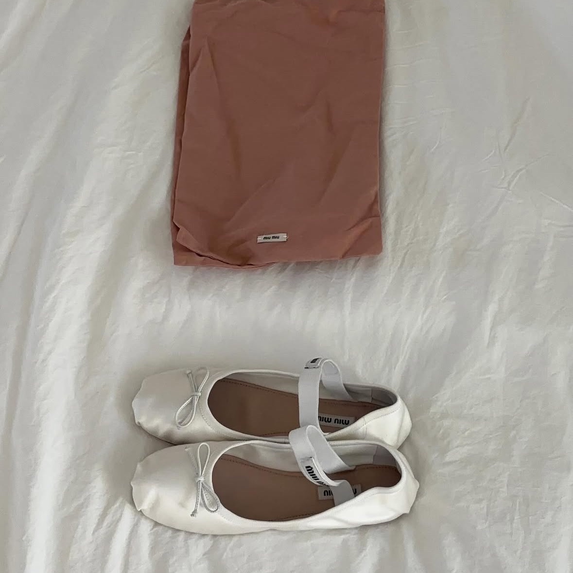 (W) Miu Miu Satin Ballerinas White 착용 스타일