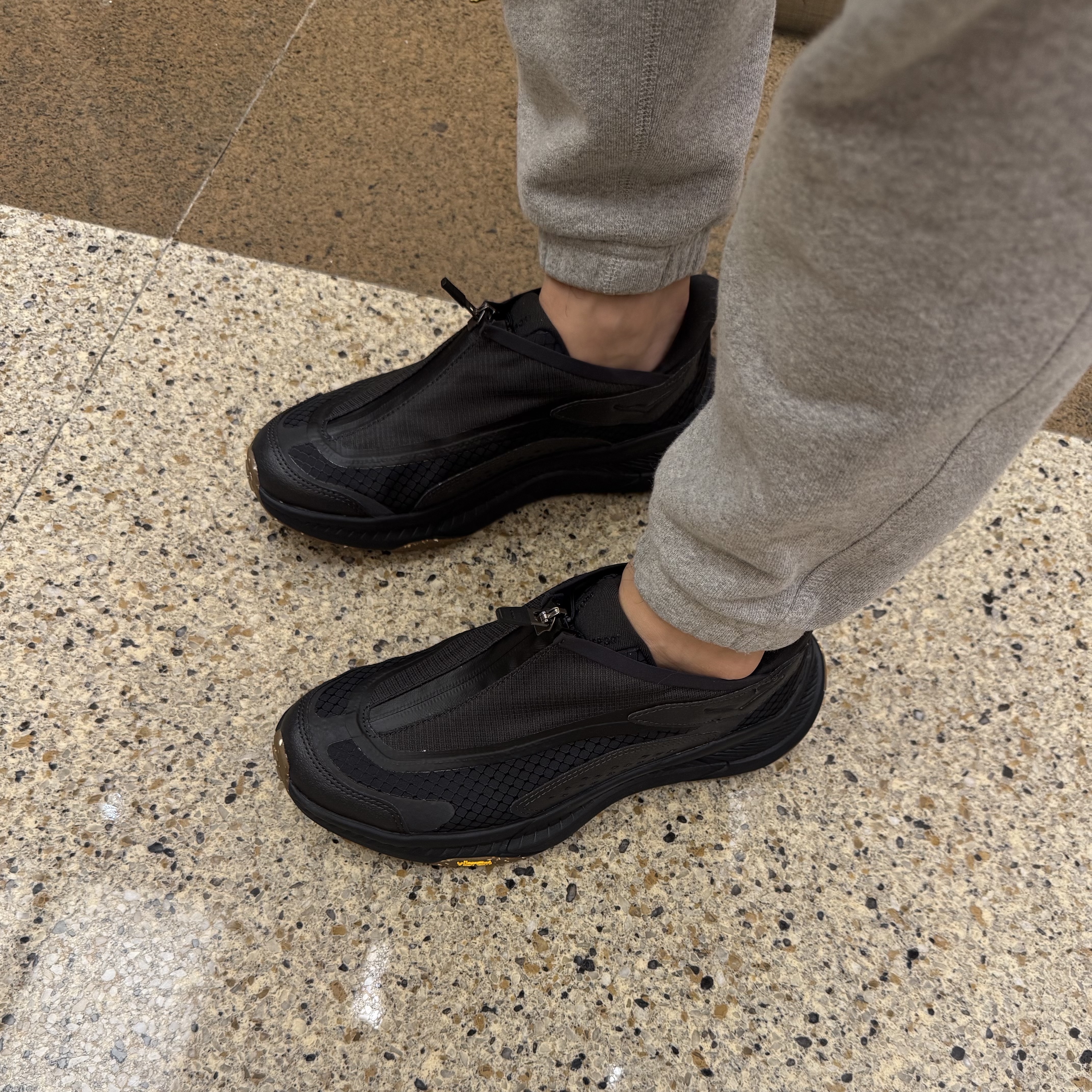 Hoka Project Transport Carbon Black 착용 스타일
