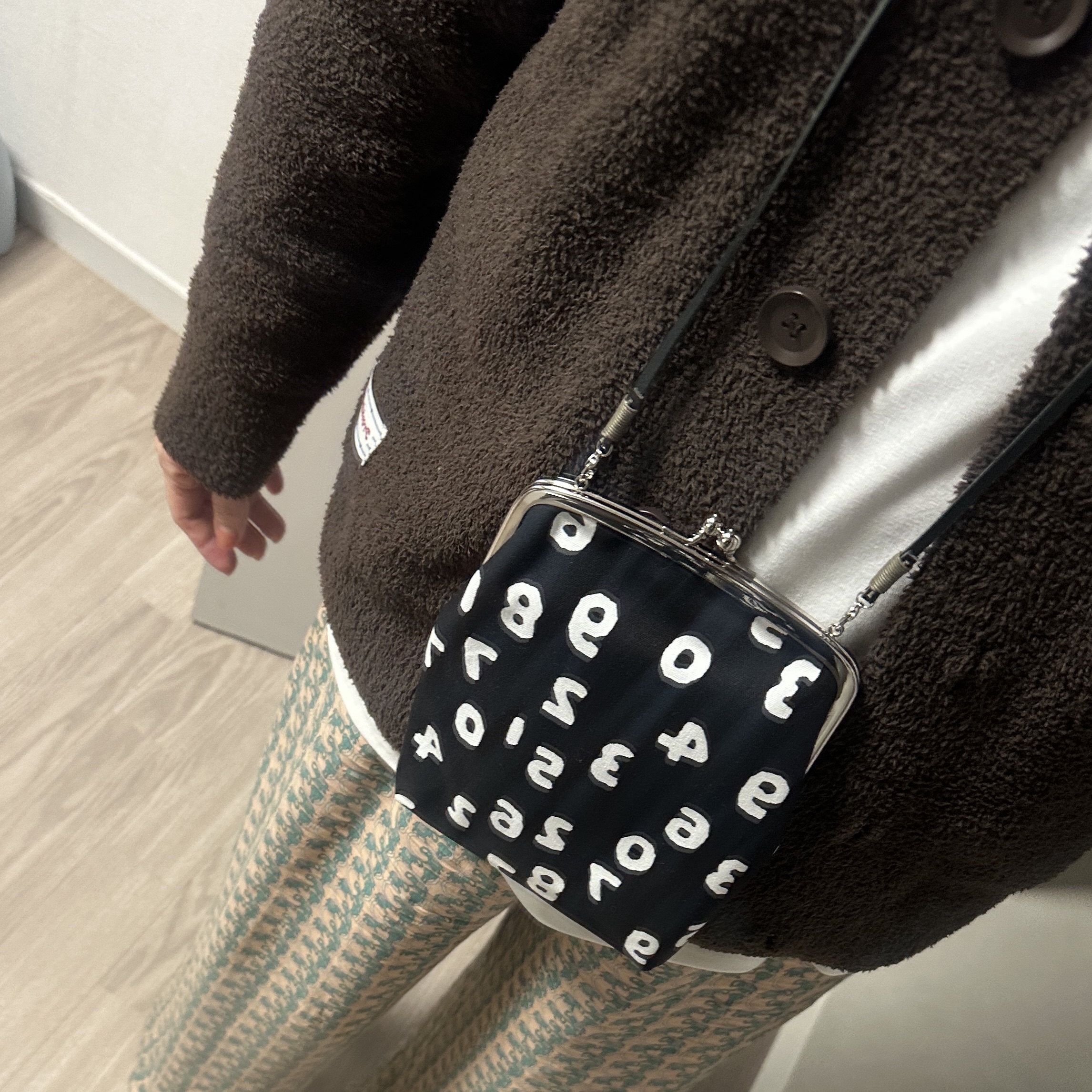 Sou Sou Canvas Soft Gamaguchi Bag Large Black (with 110cm Black Leather Strap) 착용 스타일 - 1