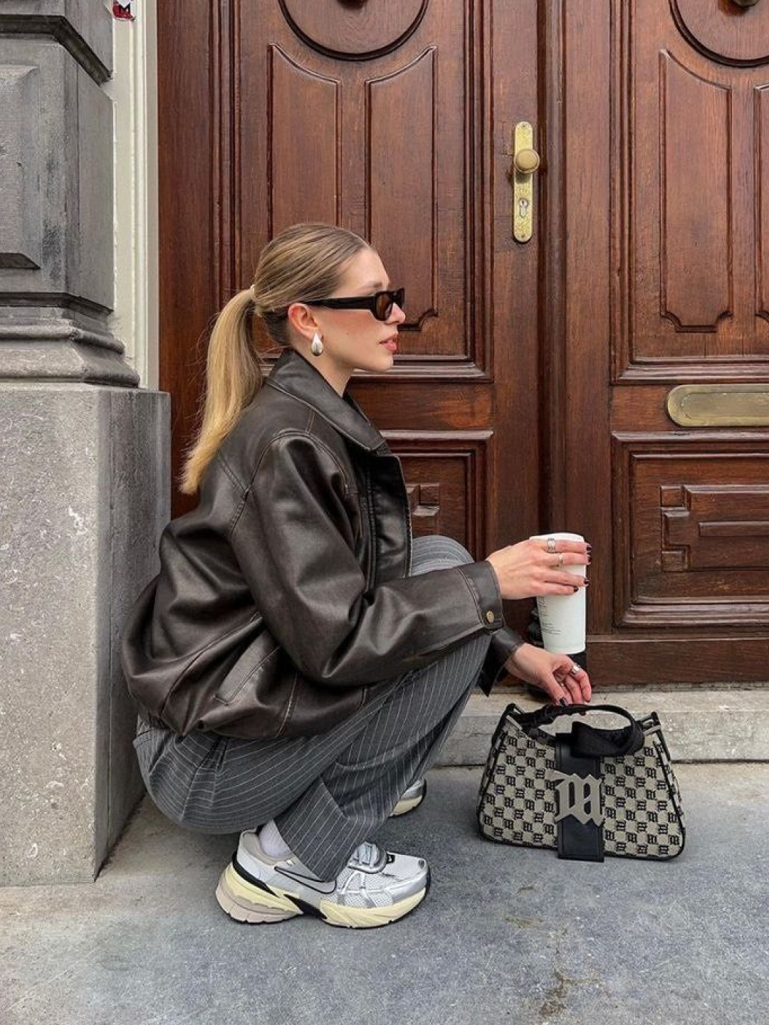 (W) Onitsuka Tiger Winter Heaven Desert Camp Brown Storm, Salomon XT-6 Gore-Tex Black Ebony 착용 스타일 - 5