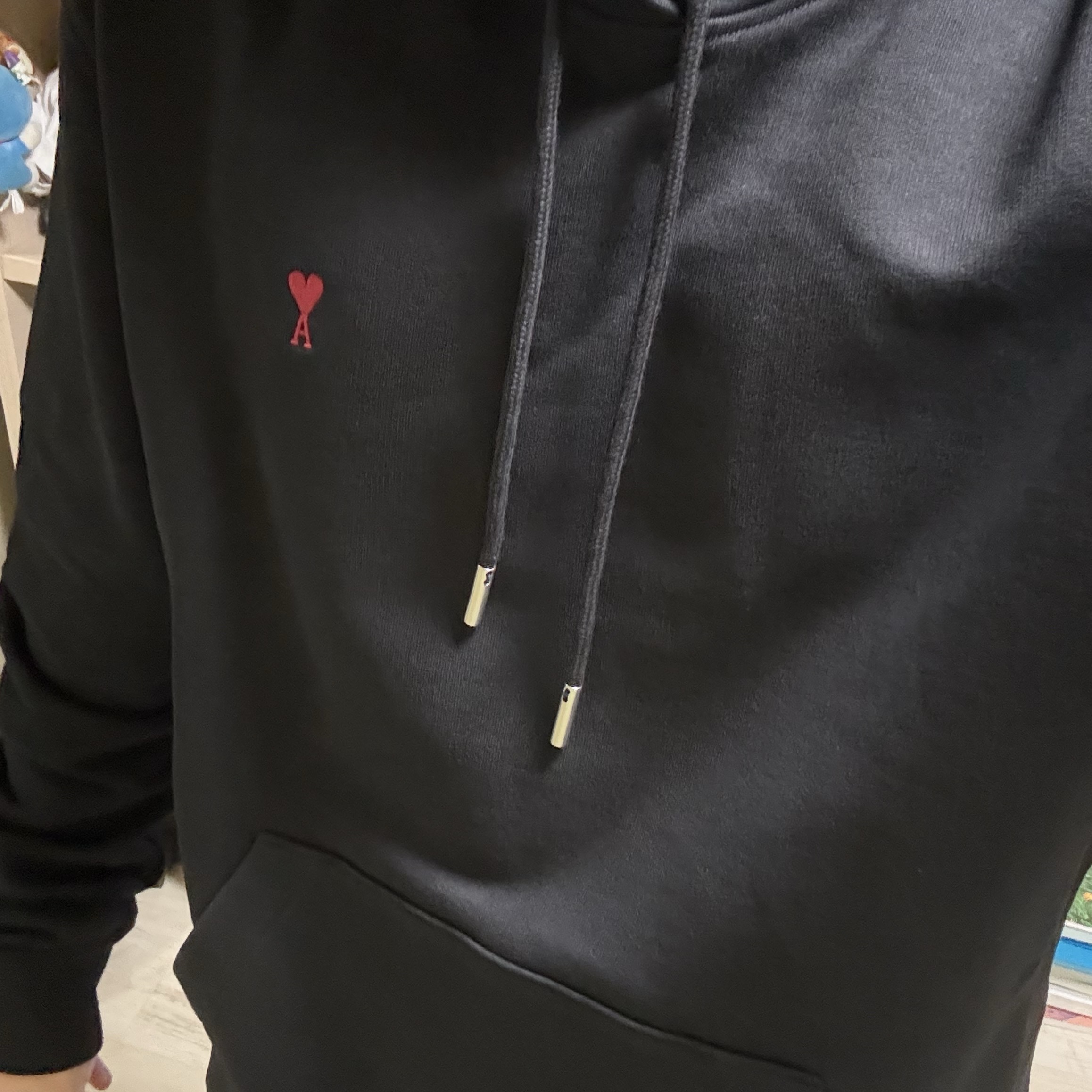 AMI de Coeur Loopback Oragnic Cotton Fleece Hoodie Black 착용 스타일