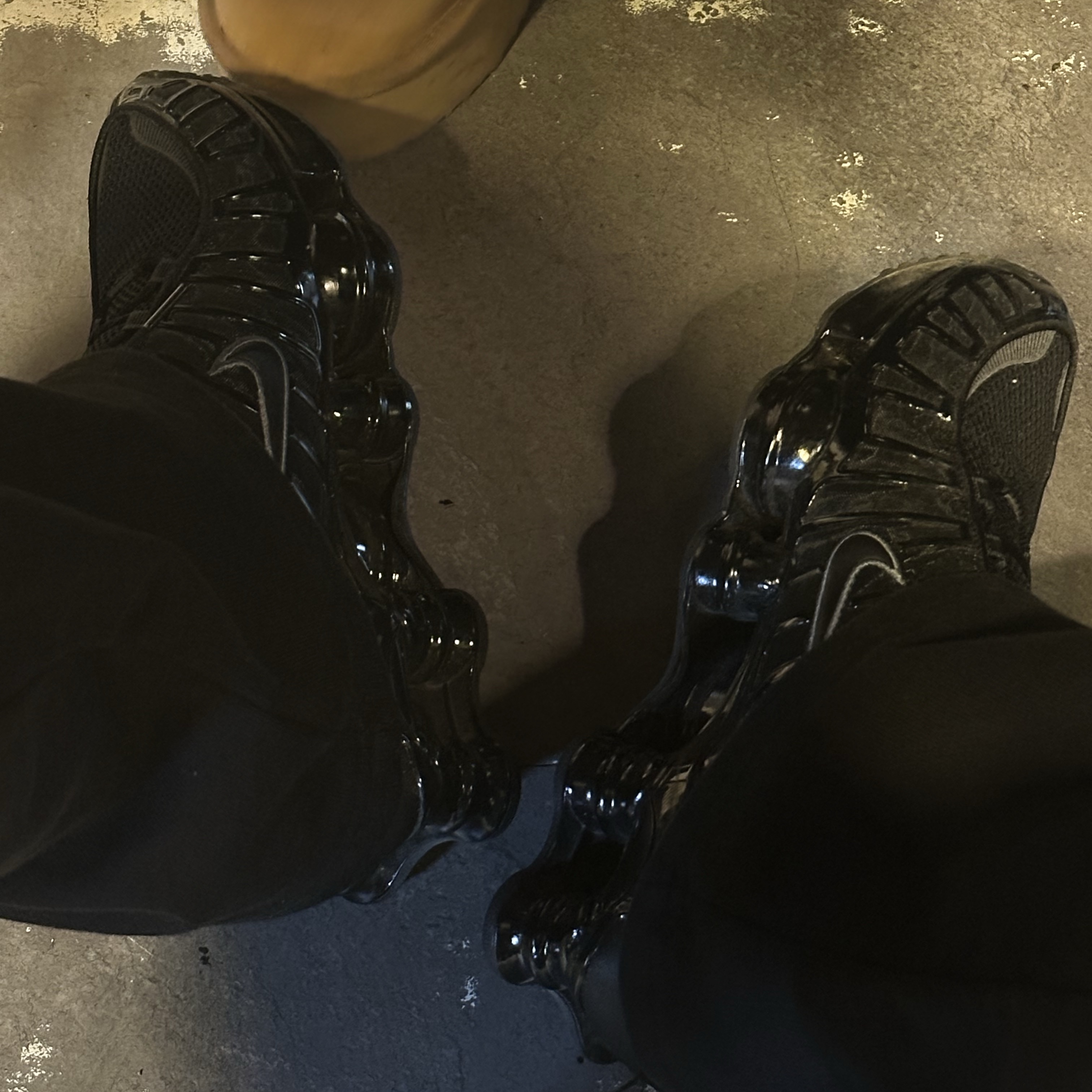 Nike Shox TL Black Metallic Hematite, (W) UGG Classic Ultra Mini Platform Boots Chestnut 착용 스타일