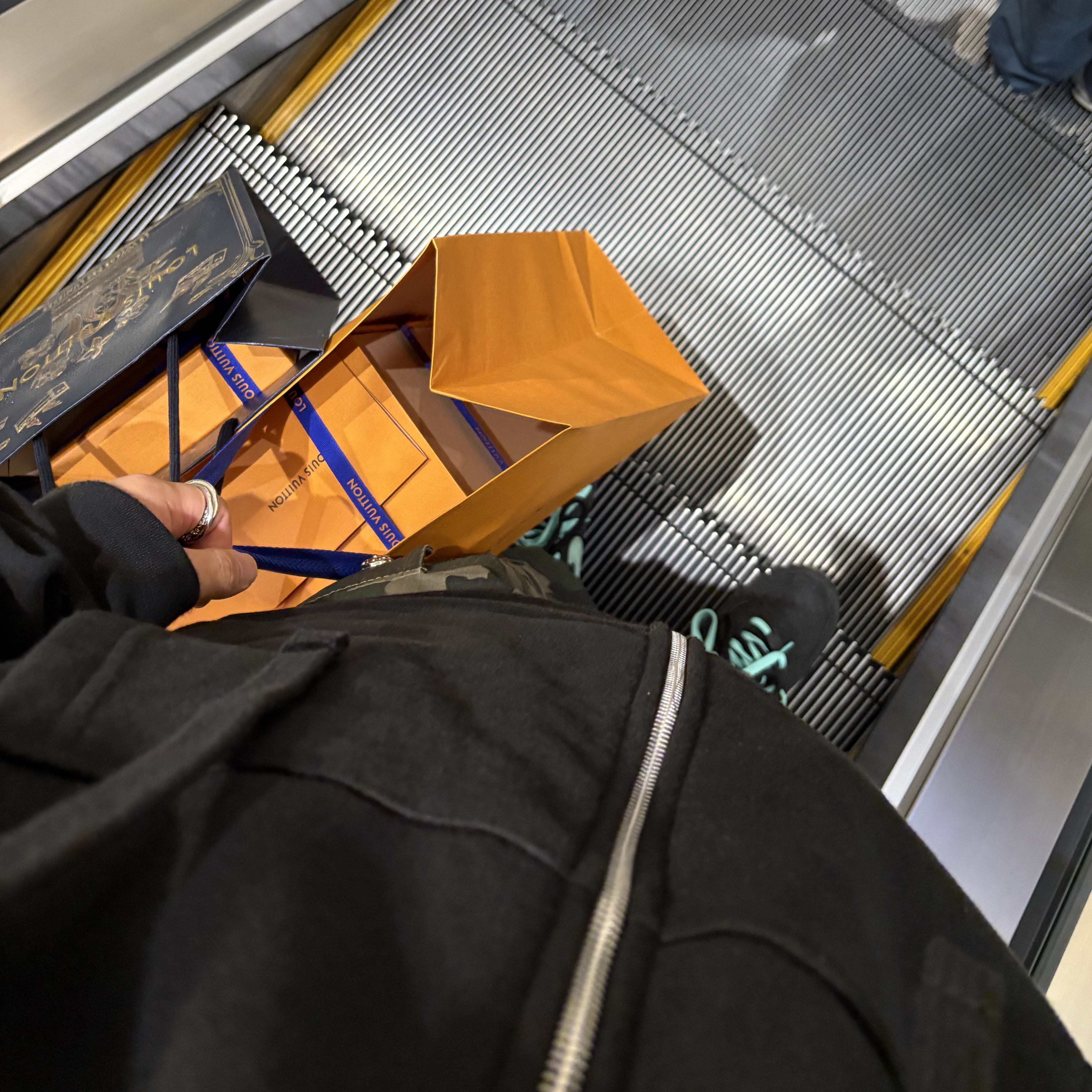 Chrome Hearts Horseshoe Floral Fleece Zip-Up Hoodie Black, Chrome Hearts Horseshoe Floral Fuck You Logo Fleece Zip-Up Hoodie Black 착용 스타일 - 2